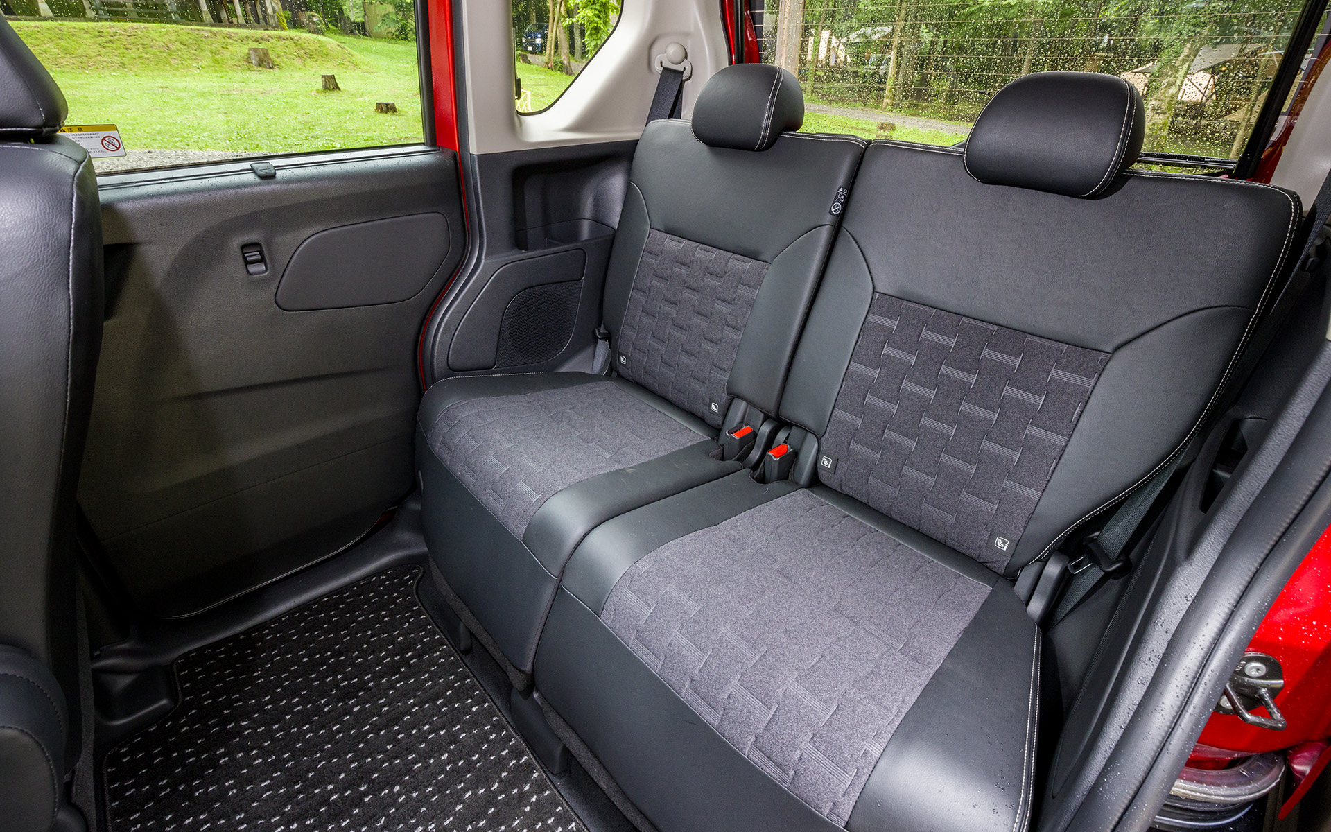 座面や背もたれ中央部は、立体的なエンボス加工が施され、蒸れにくく座り心地がいい