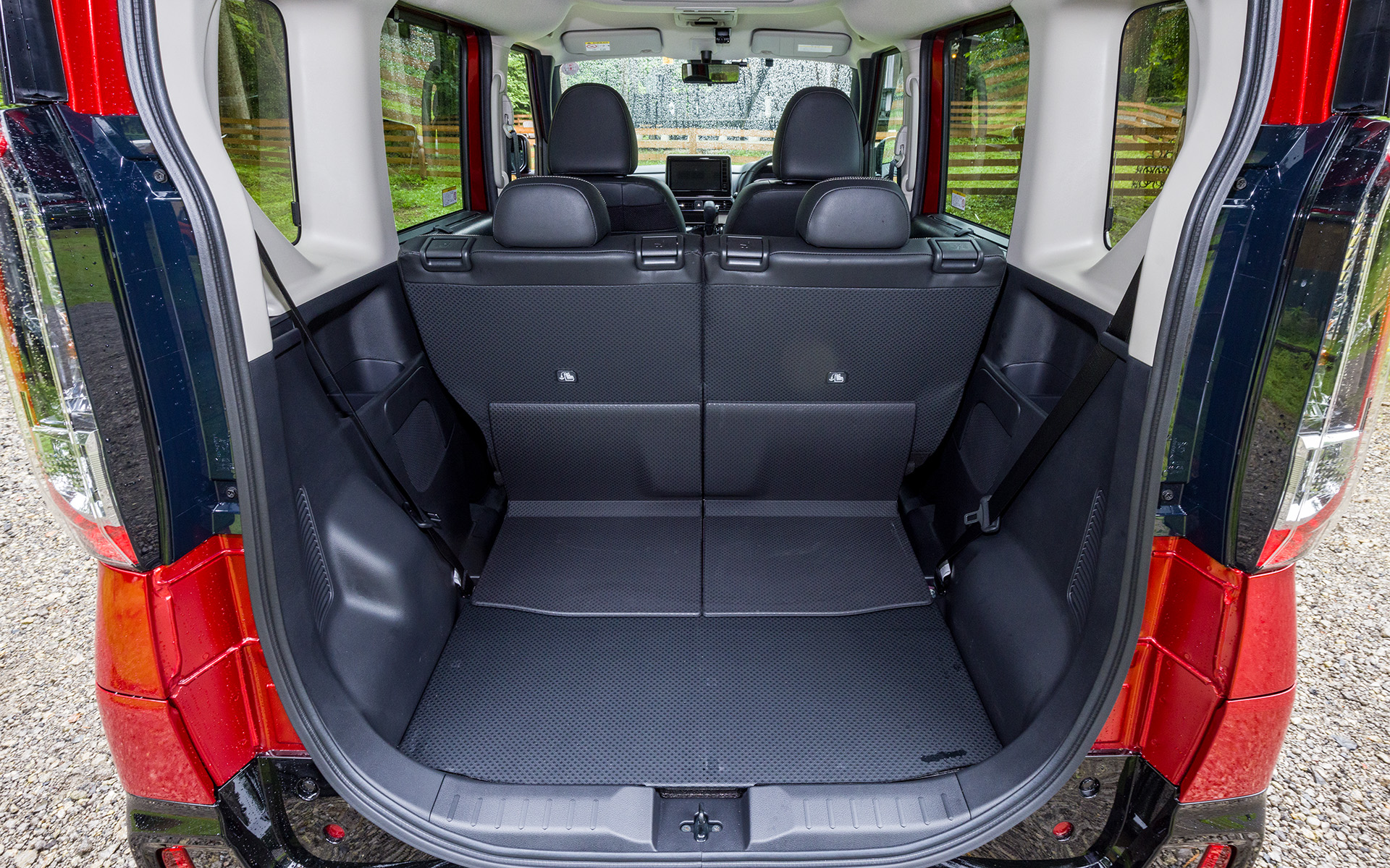 ラゲッジボードと後席シートバックは簡単に汚れをふき取れる素材を採用している