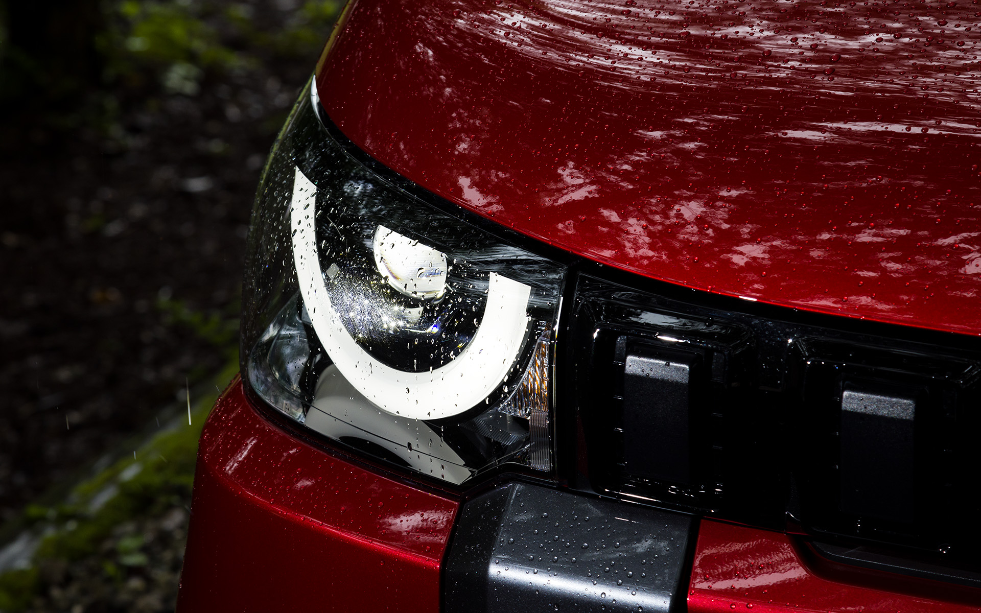 ヘッドライトは全車LEDを採用。かわいらしい目つきをしている