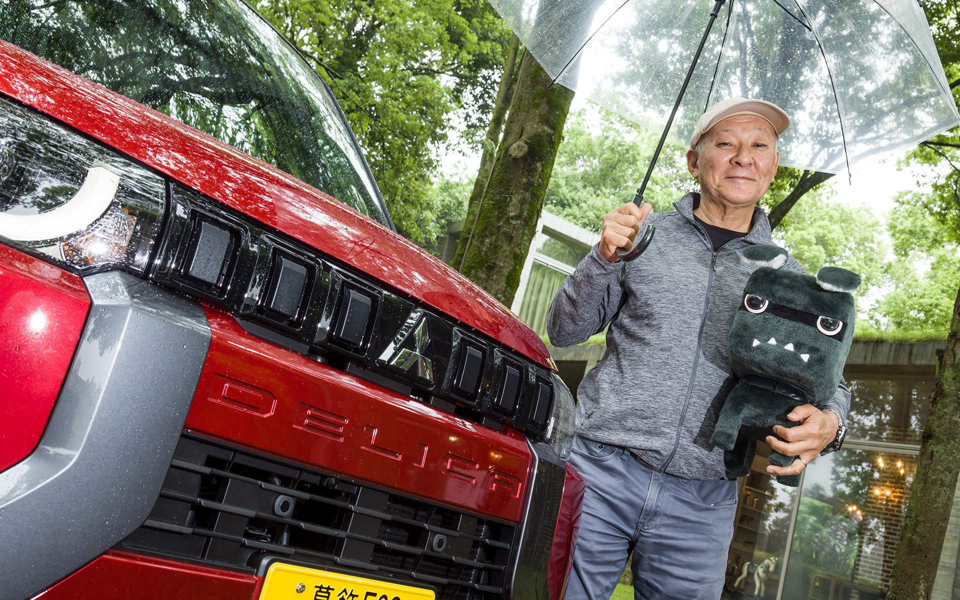 著者が抱えているのはデリカミニ公式キャラクターの「デリ丸。」のぬいぐるみ。これは実際にCMに使われた非売品だが、三菱自動車の公式Lineと友だちになれば、180日有効の「デリ丸。スタンプ」がもらえるそうだ（7月3日までの期間限定配信）