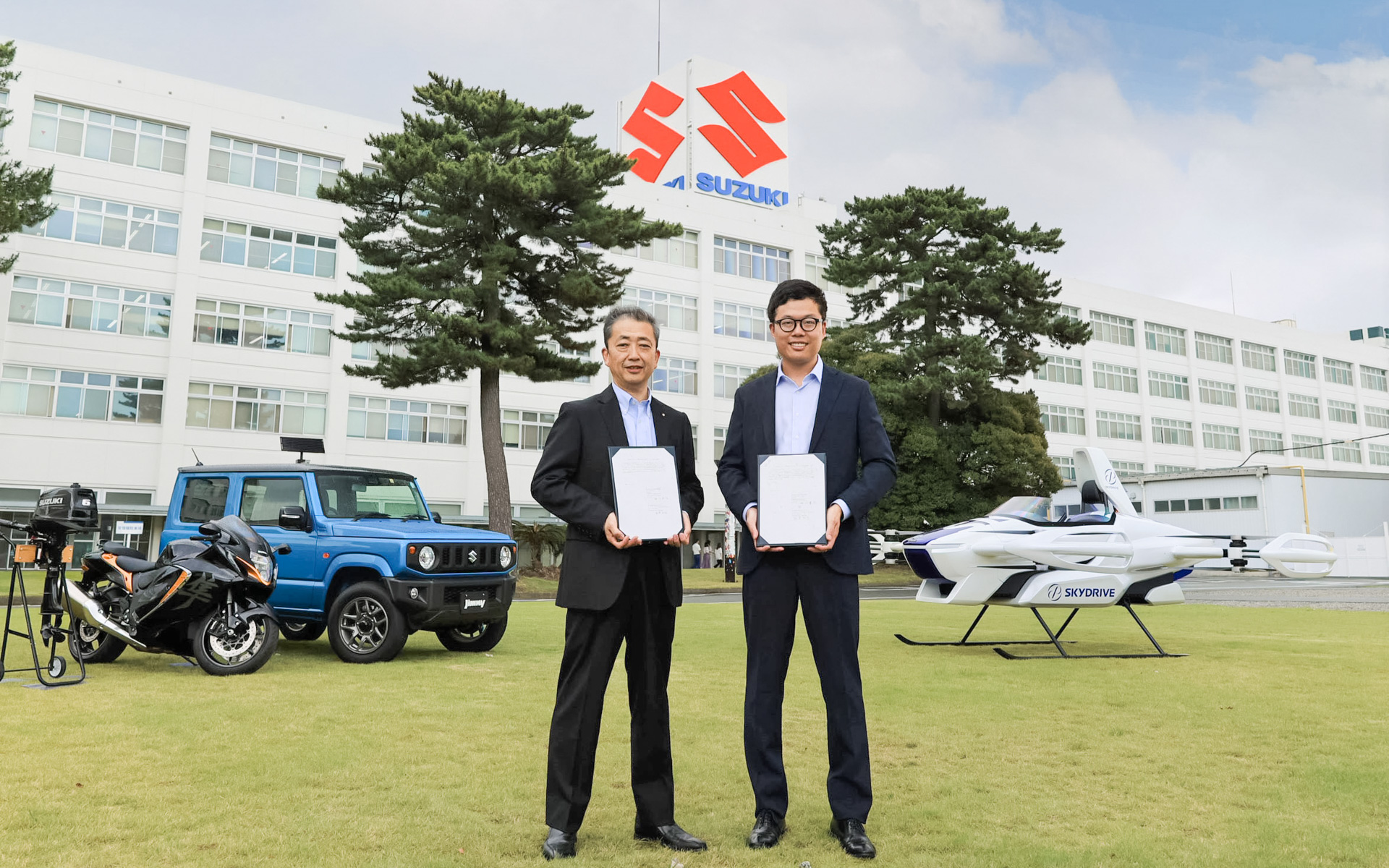 左から、スズキ株式会社 常務役員 神代英俊氏、株式会社SkyDrive 代表取締役CEO 福澤知浩氏