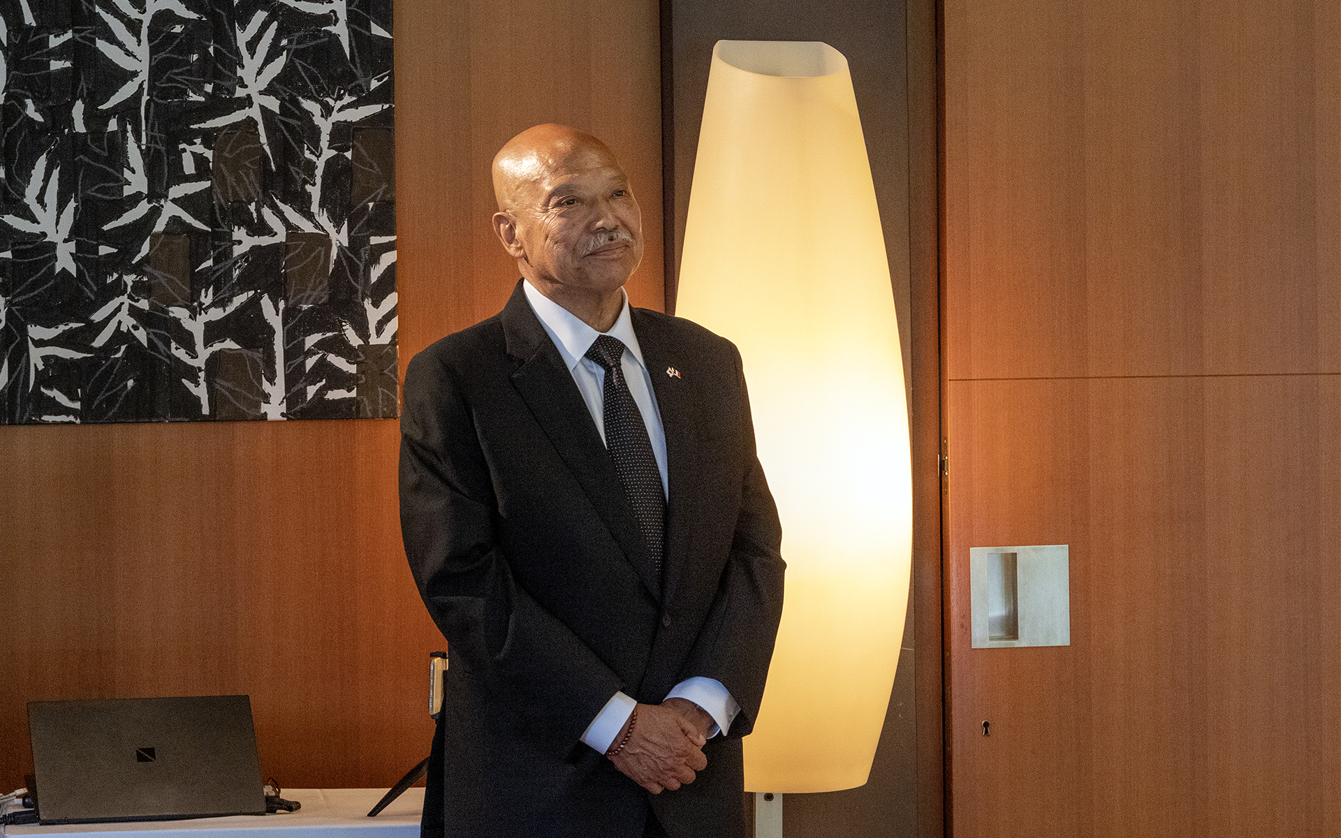 大使のスピーチを聞く寺田氏