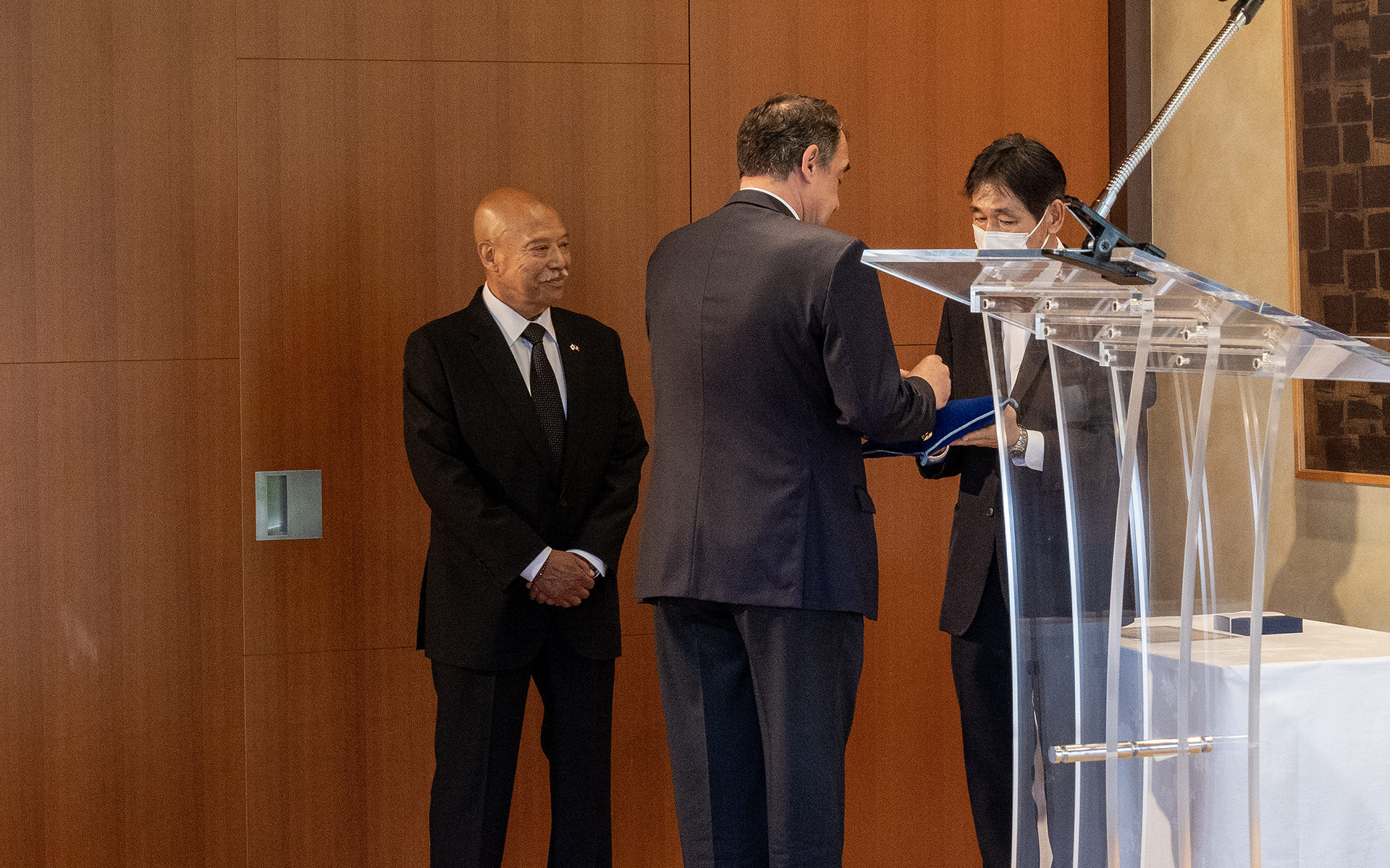 スピーチのあとに叙勲式が行なわれた