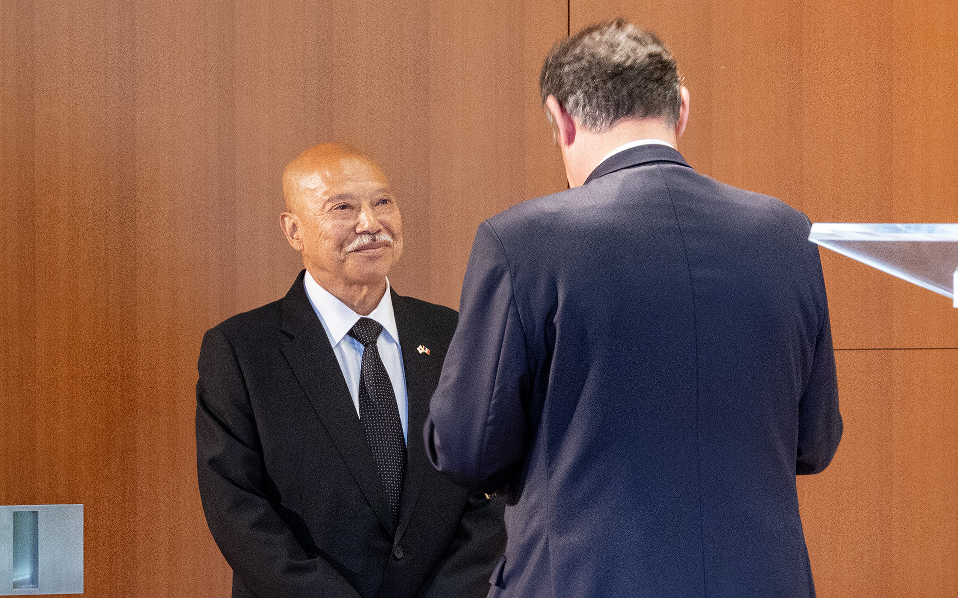 国家功労勲章「シュヴァリエ」を叙勲される寺田氏