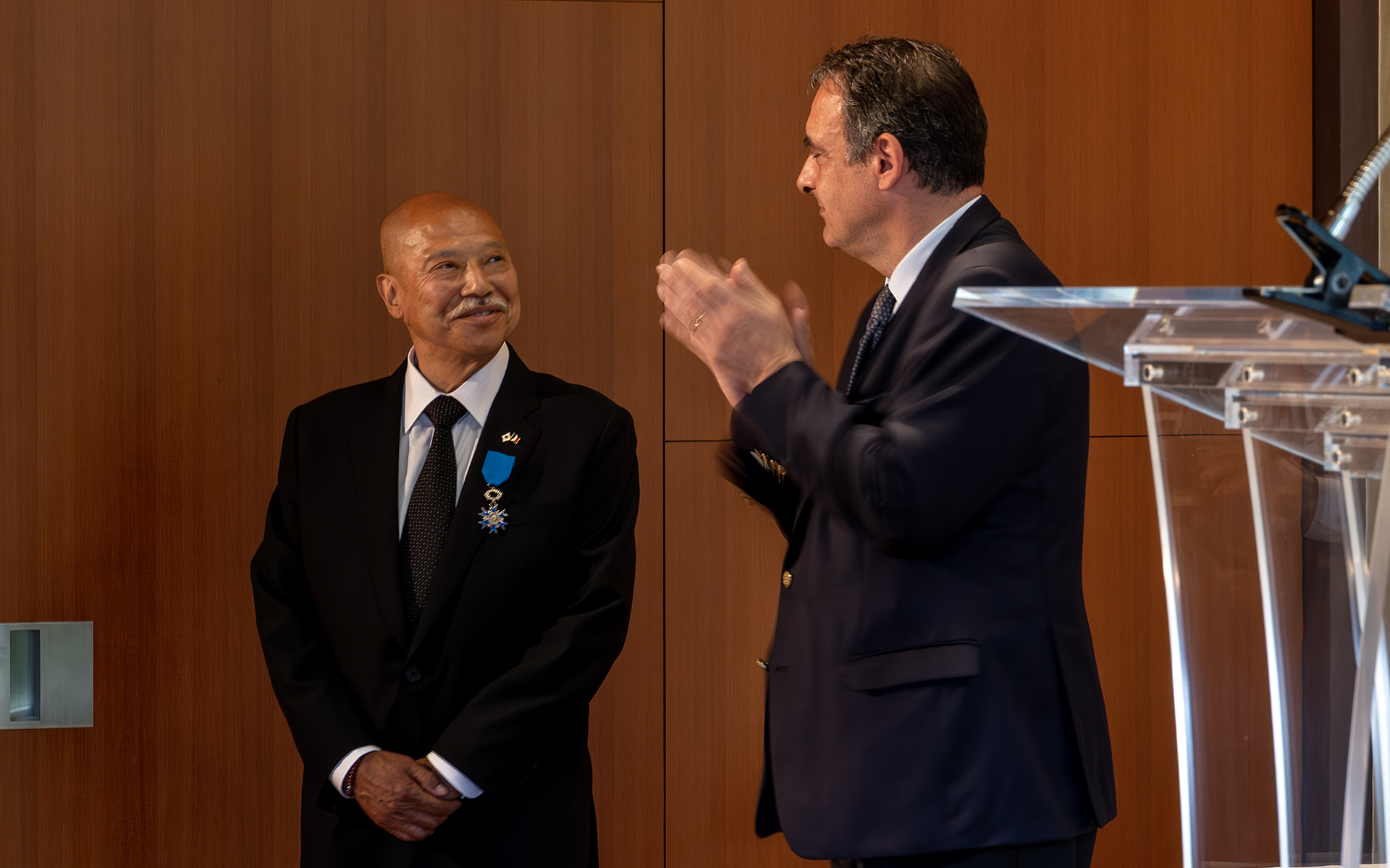 大使も寺田氏を祝福した