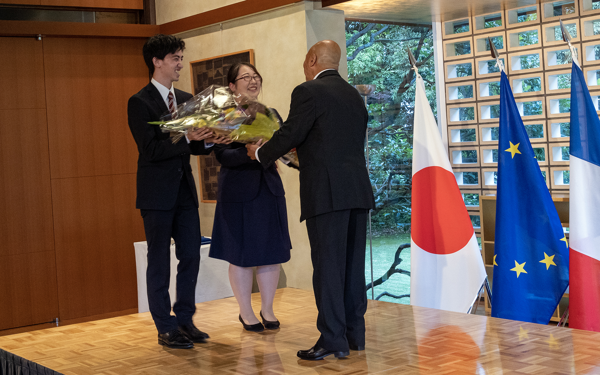 SOKに参加した子供たちからの花束贈呈