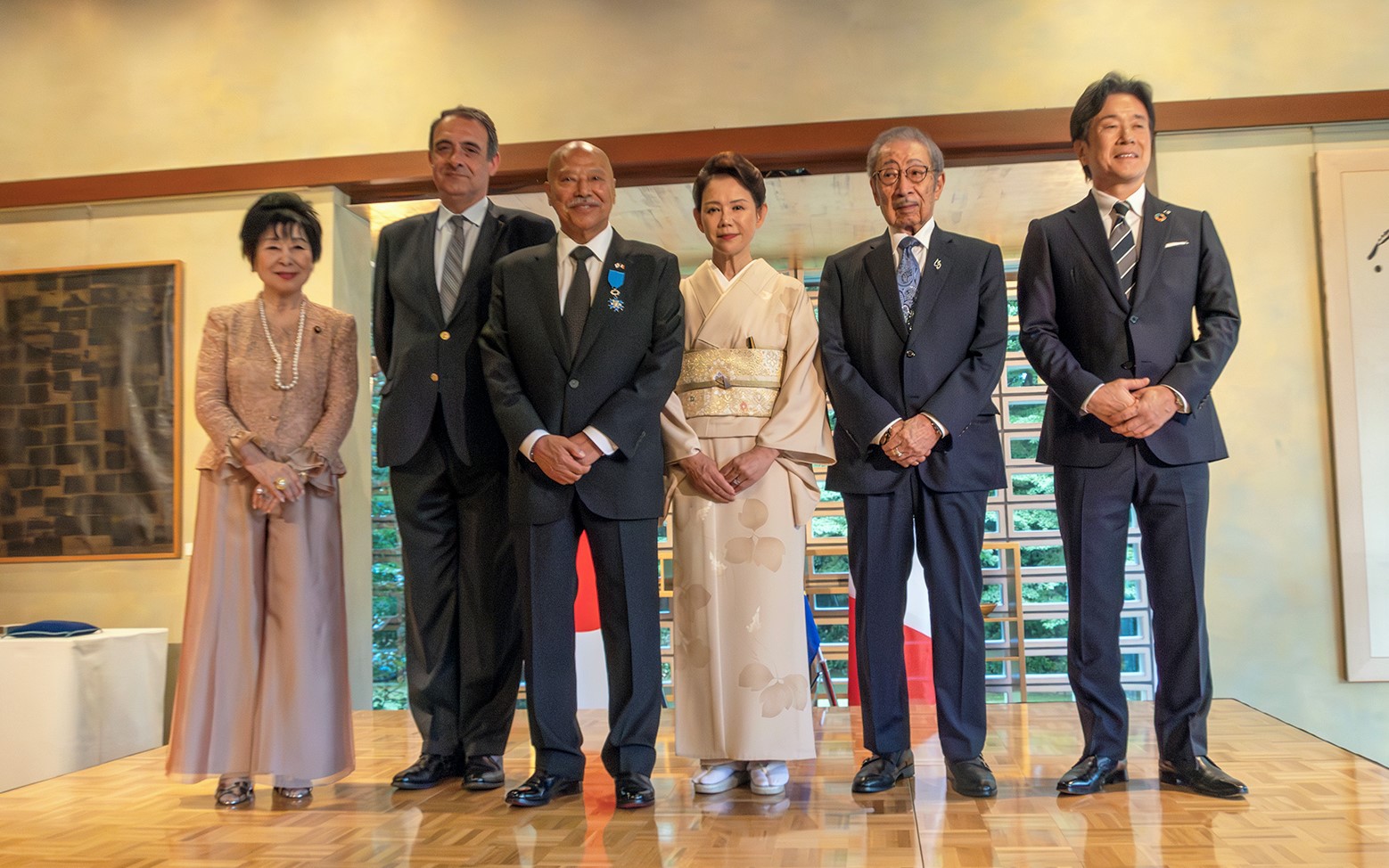 代表者による記念撮影。左から山東 昭子（第32代 参議院議長）、フィリップ・セトン　（駐日フランス大使）/ Philippe Setton, ambassadeur de France au Japon、寺田 陽次郎、寺田 ゆう子（寺田氏令夫人）、伏見 博明（伏見宮家　第24代当主）、毛籠 勝弘（マツダ株式会社　取締役専務執行役員）