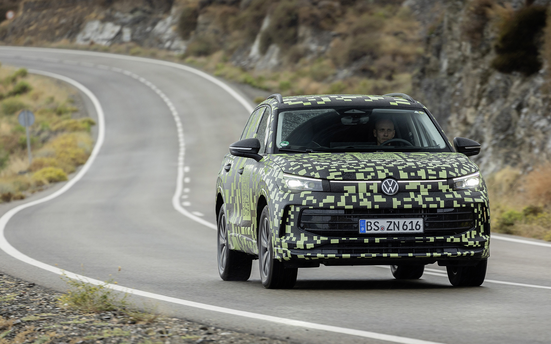 新型ティグアンのボディサイズは全高、全幅、ホイールベースは先代とほぼ同じとしつつ、全長は約30mm伸びるとのこと