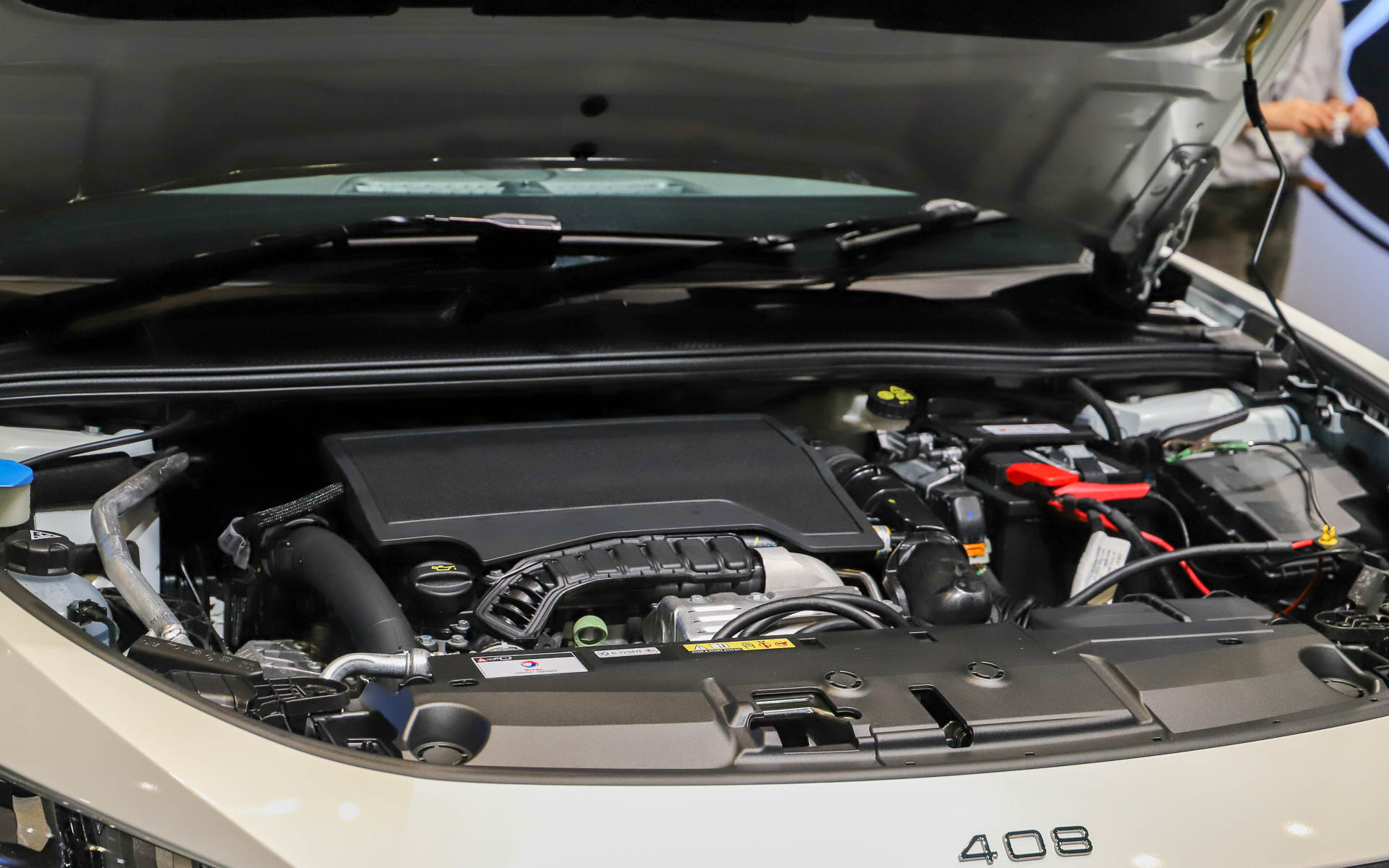 ガソリンモデルのエンジンルーム。最高出力96kW（130PS）/5500rpm、最大トルク230Nm/1750rpmを発生する直列3気筒DOHC 1.2リッターターボエンジンを搭載し、トランスミッションに8速ATを組み合わせる