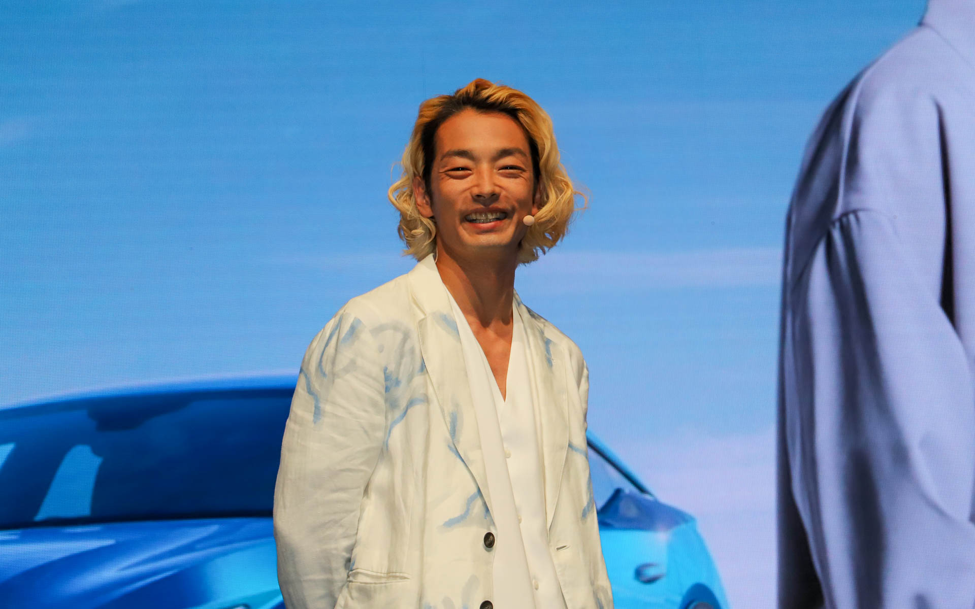 アンバサダーに就任した森山未來さん。プジョーのライオンらしさをイメージしたウェービーな髪型で登場