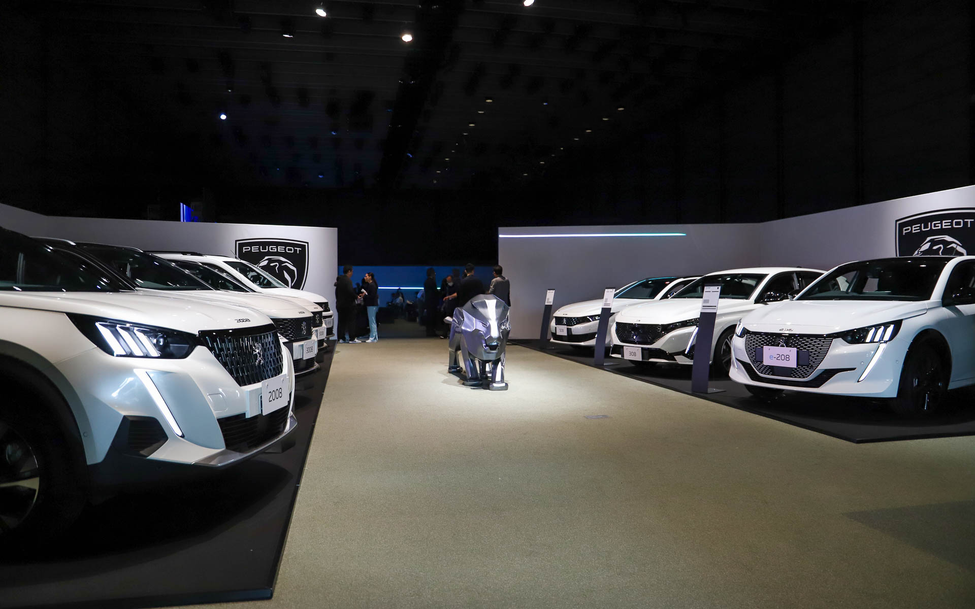 発表会会場にはプジョーのフルラインアップが展示された