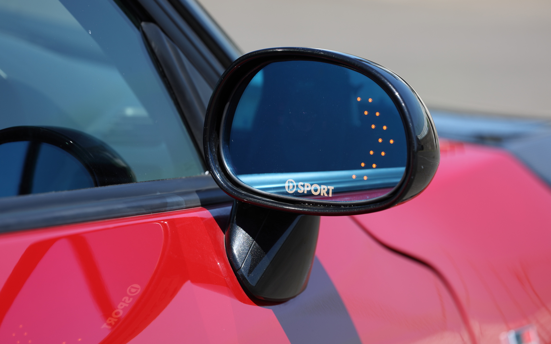 矢印が光る「シーケンシャルウインカーミラー」は2万350円（※廃盤か確認）