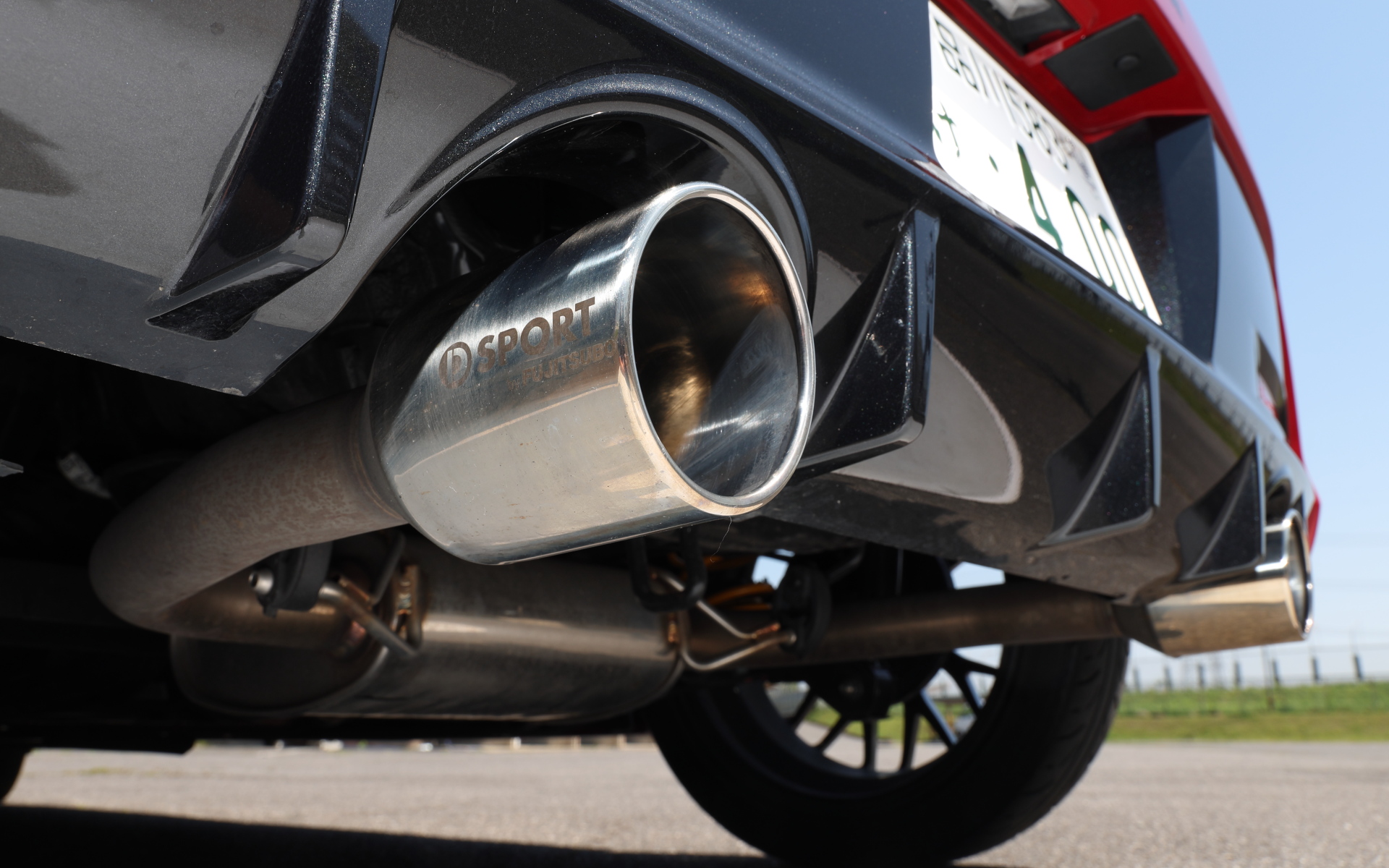 テールエンドに「D-SPORT」ロゴの入ったスポーツマフラー。リアピースのみ交換タイプで、パイプ径はφ38.1→φ48.6×2に変更。テールエンドはφ110で、近接音量値は90db。価格は9万750円だ。出力は25～30PSアップしていて軽快な走りを楽しめる