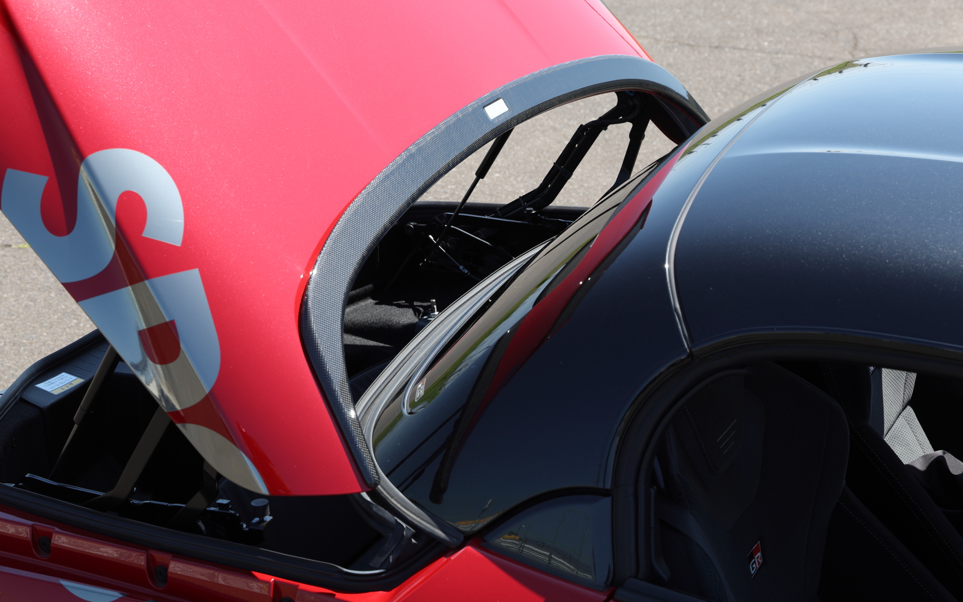 トランクを開けた際に、トランク上の雨水が荷室に入らないように左右に流してくれる「RGスポイラー」。カーボン製は9万3500円。FRP製未塗装は3万6300円