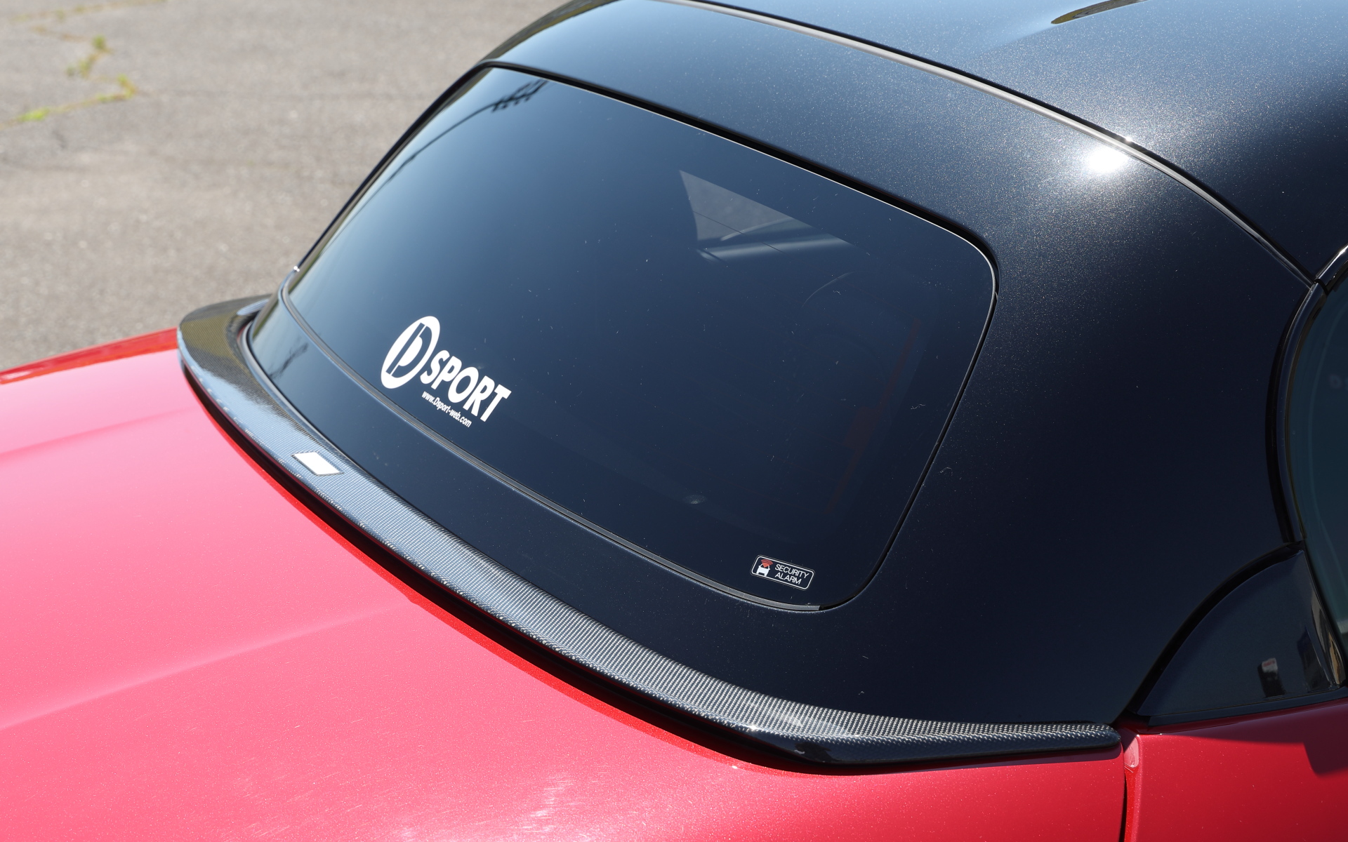 トランクを開けた際に、トランク上の雨水が荷室に入らないように左右に流してくれる「RGスポイラー」。カーボン製は9万3500円。FRP製未塗装は3万6300円