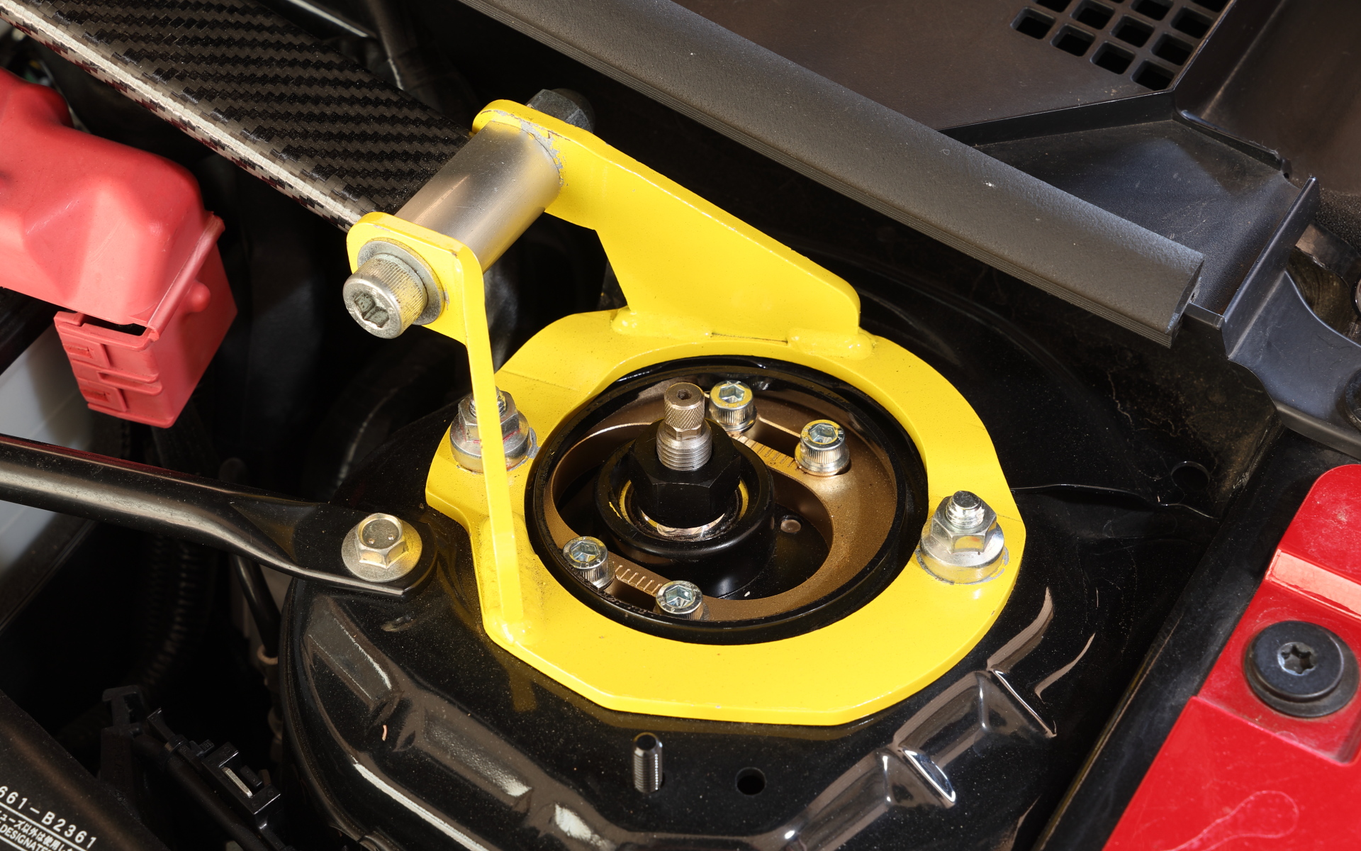 フロントの減衰力調整はアッパーマウントで行なう