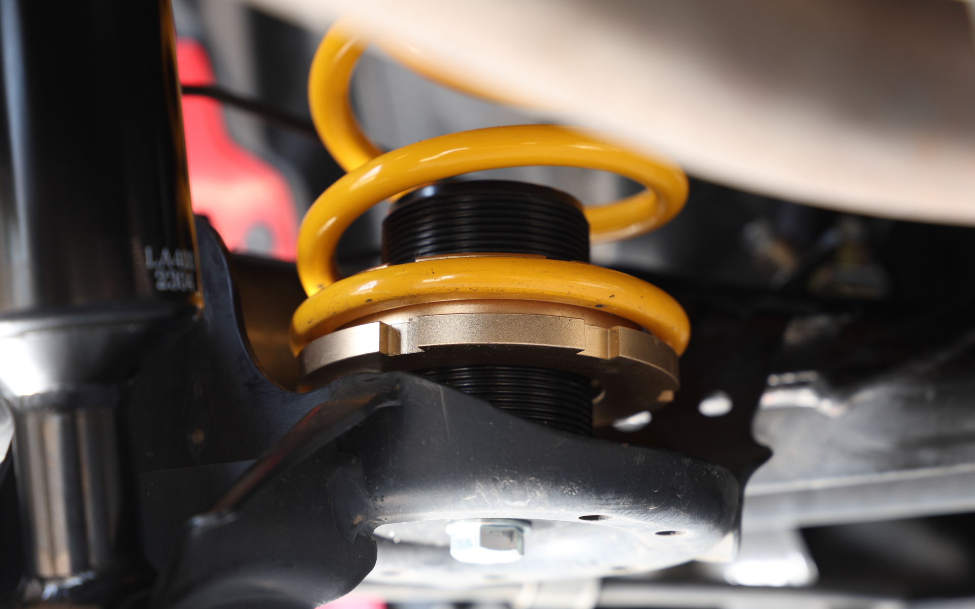 リアスプリングには負荷（プリロード）をかけられる構造