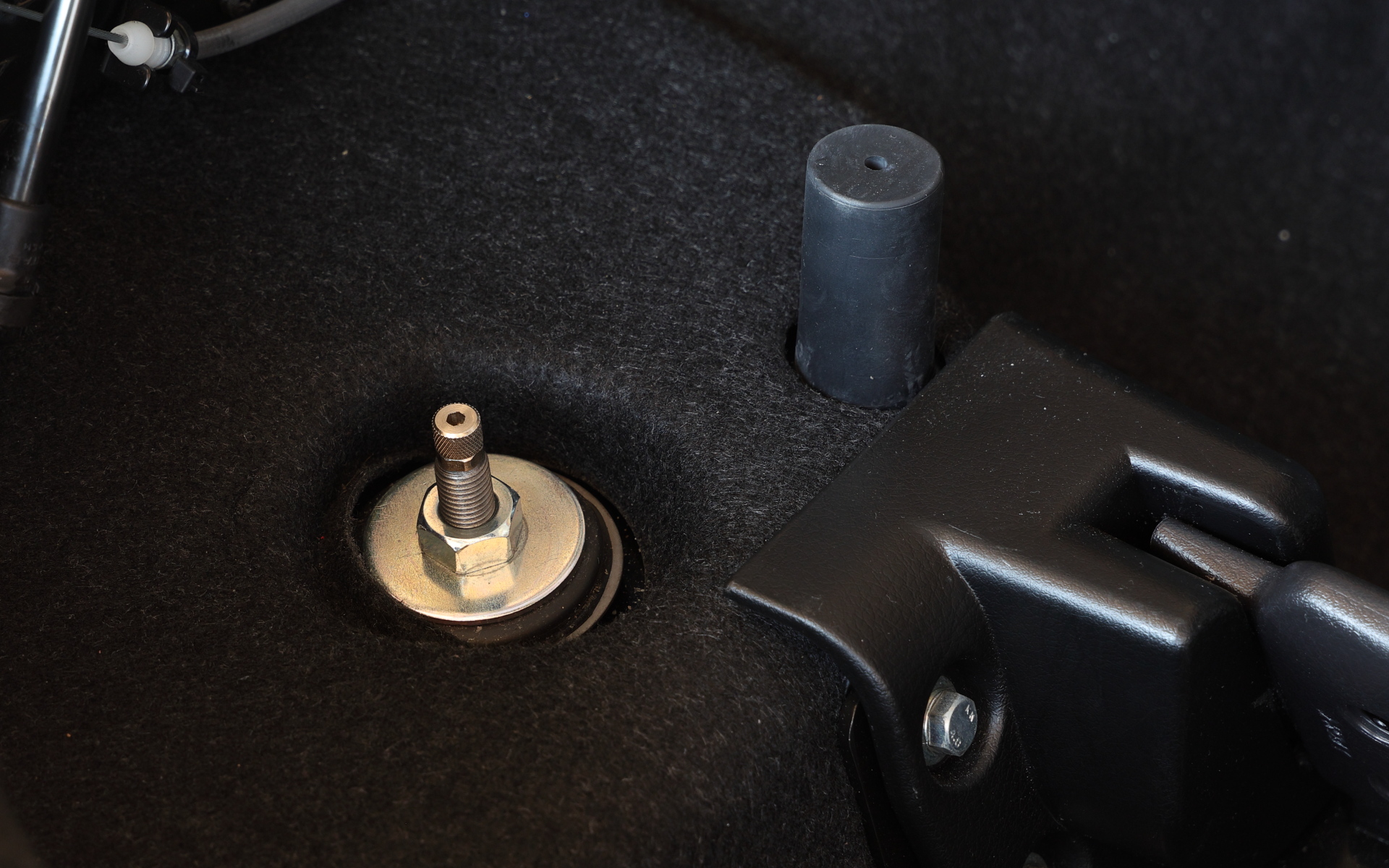 リアの減衰力調整はトランク内にあるロッドの先端部で行なう