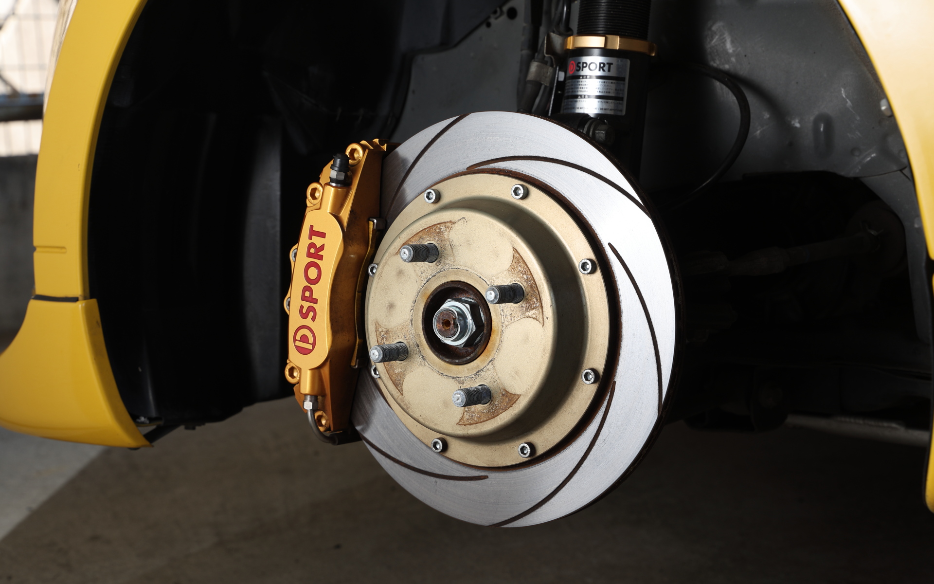 「D-SPORT キャリパーキット」は41万8000円。20周年記念モデルのレッドも数量限定で設定