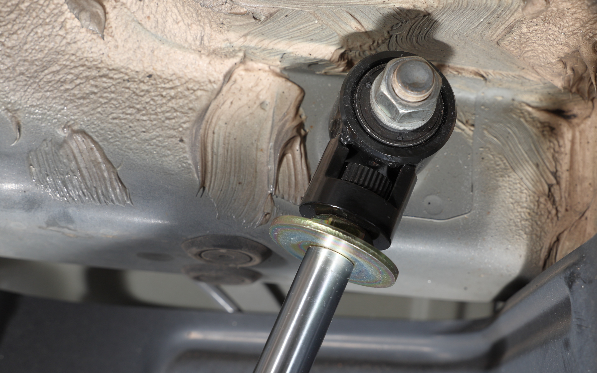 リアの減衰力調整はトランクからではなくロッド先端部のダイアルで行なう