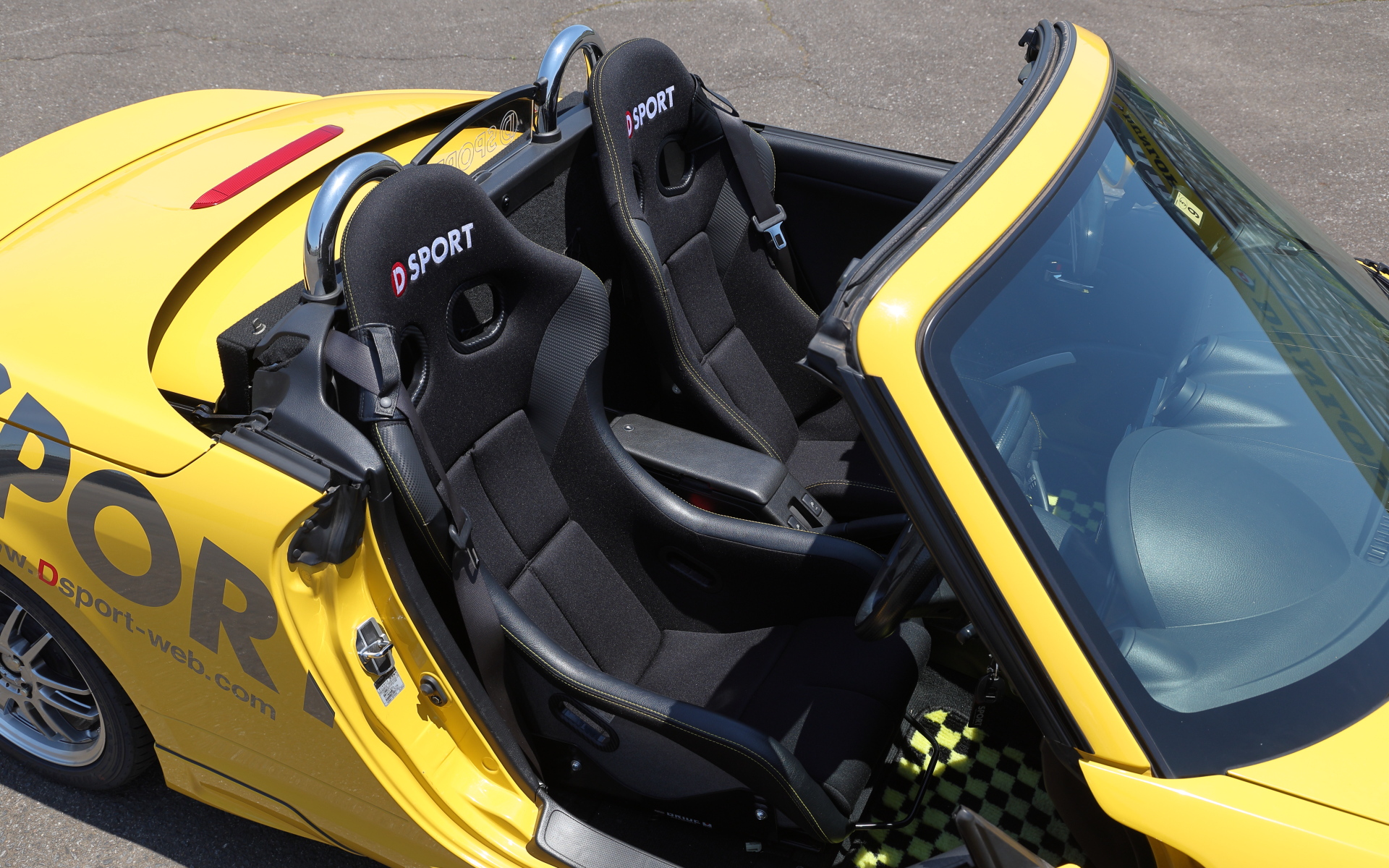 リニューアルした「フルバケットシート」は、純正シートのヒップポイントを最大約30mm下げられる。価格は14万3000円