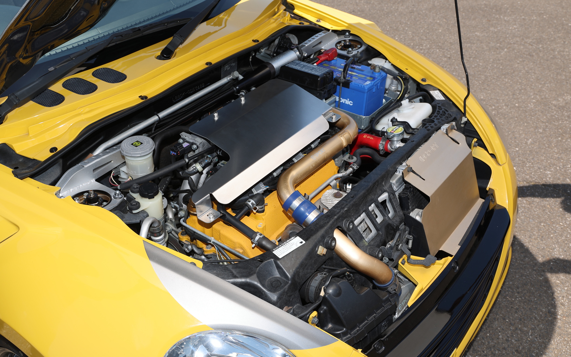 「スーパークーリングラジエター」は9万3500円～で、ラジエターに空気を送る「ラジエタークーリングパネル（価格8500円）」を同時装着すると効果も倍増。「アルミエンジンカバー」と「アルミインテークパイプキット」は残念ながら廃盤となっている