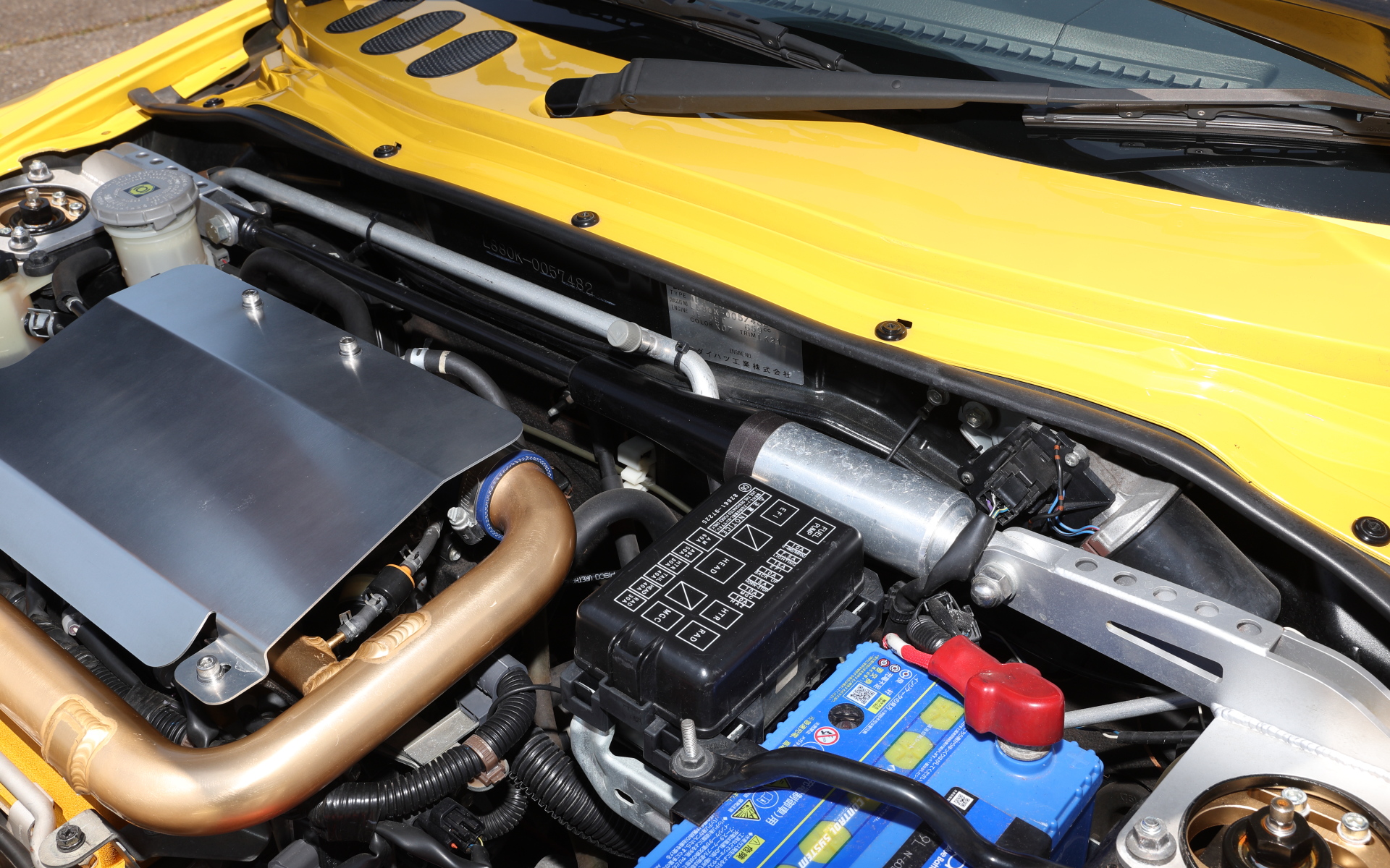 左右のアッパーマウントをつないでいるのは、走行時に起こるボディの変形や振動を抑制し、車両挙動の安定性を向上させる「MCB（モーションコントロールビーム）」で、価格4万2900円