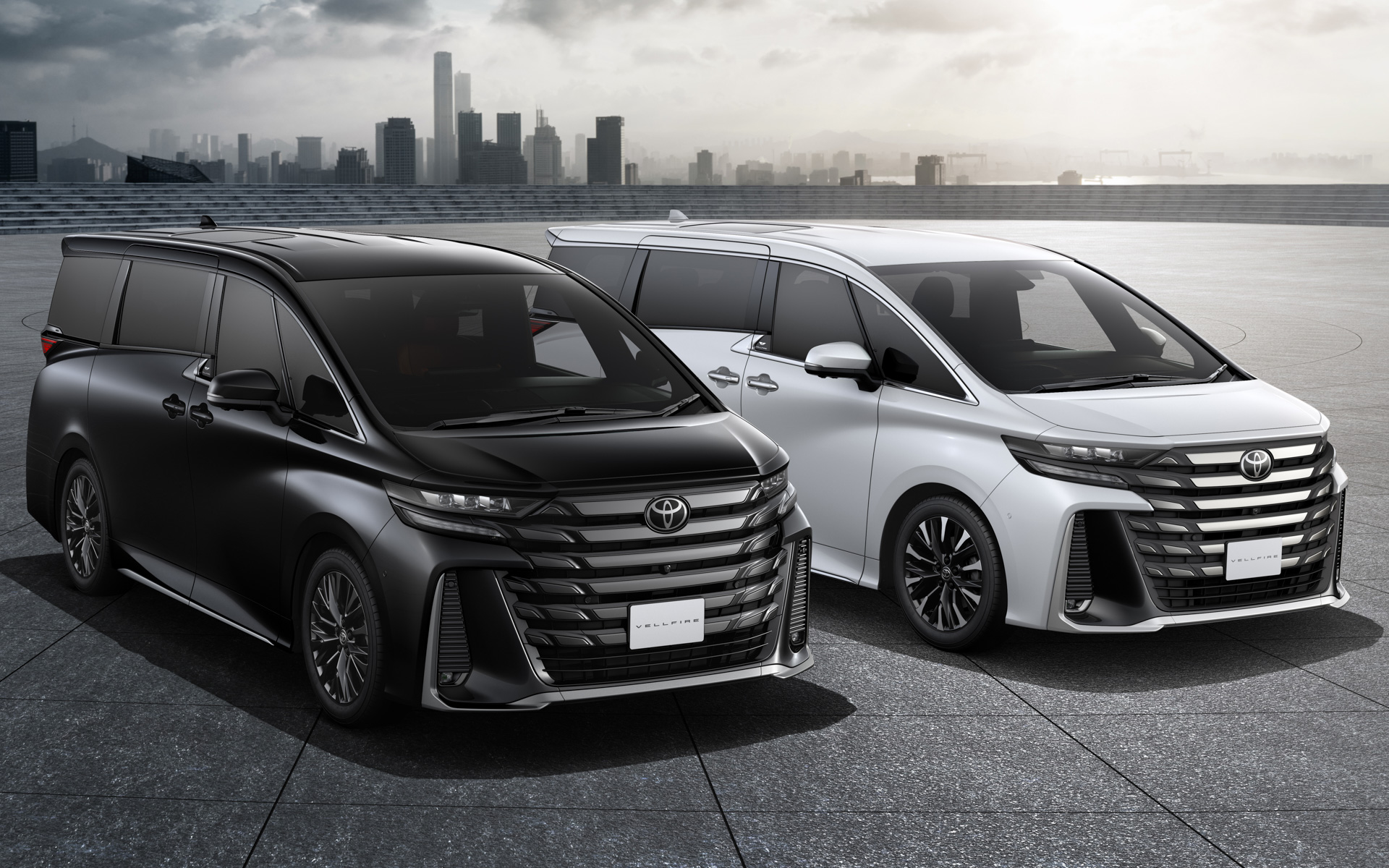 左から、ヴェルファイアのZ Premier（ターボガソリン・2WD/ブラック）＜オプション装着車＞、ヴェルファイアのExecutive Lounge（ハイブリッド・E-Four/プラチナホワイトパールマイカ）＜オプション装着車＞