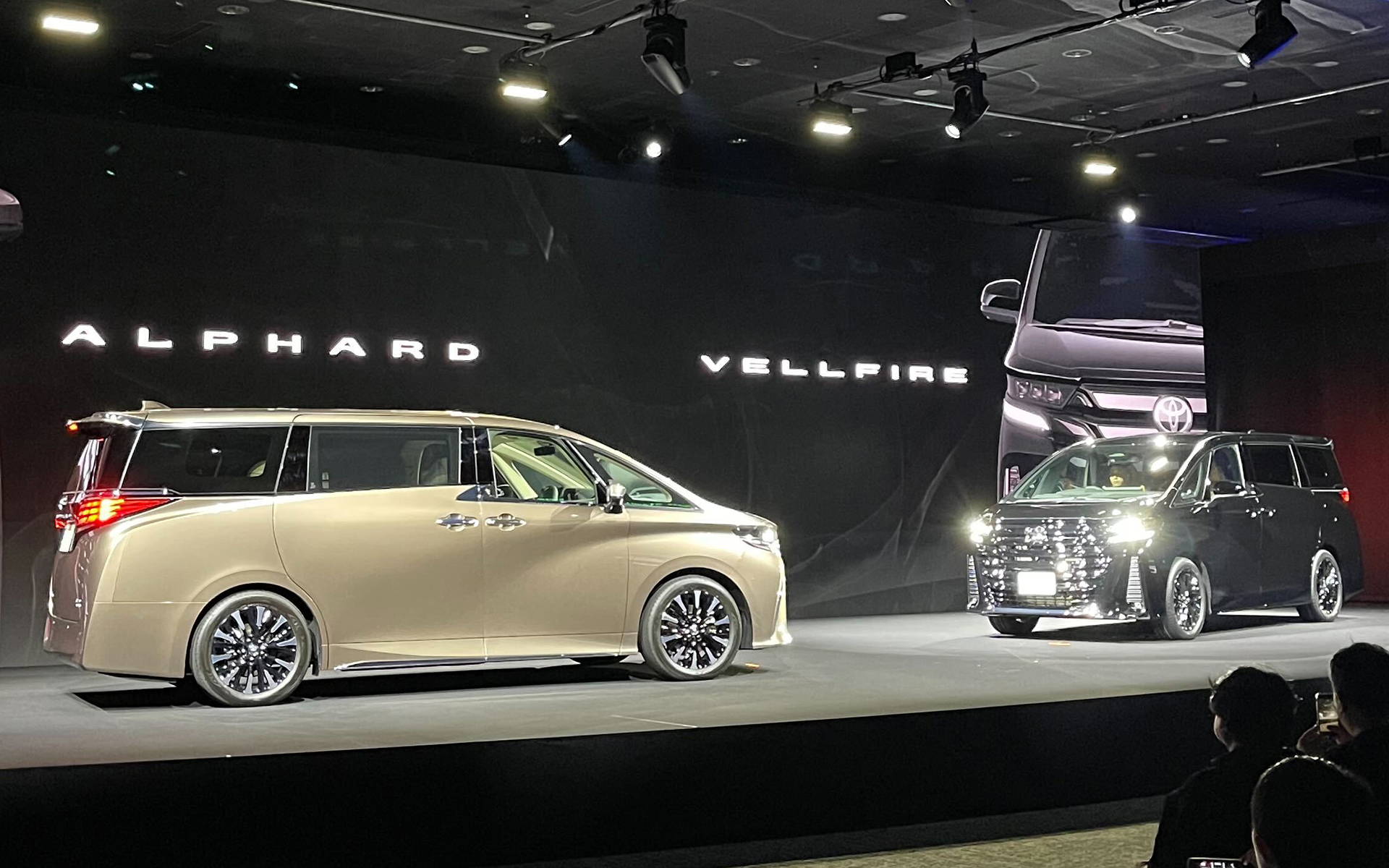 新型「アルファード」「ヴェルファイア」を発表