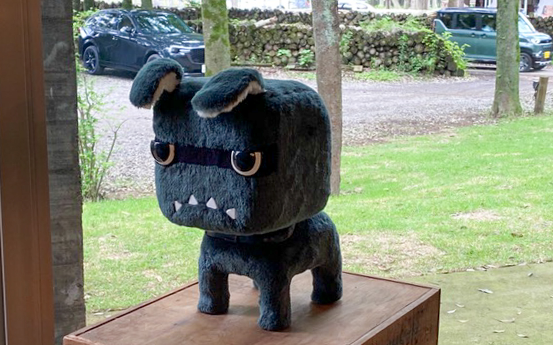 デリカミニのテレビCMで、女優の水川あさみさんと共演しているデリ丸。さまにお会いできました！　目と口の雰囲気がデリカミニそっくりで、タレ耳がかわいいですよね。今のところ、世界にこの1体しか存在しない貴重なデリ丸。さまでした。