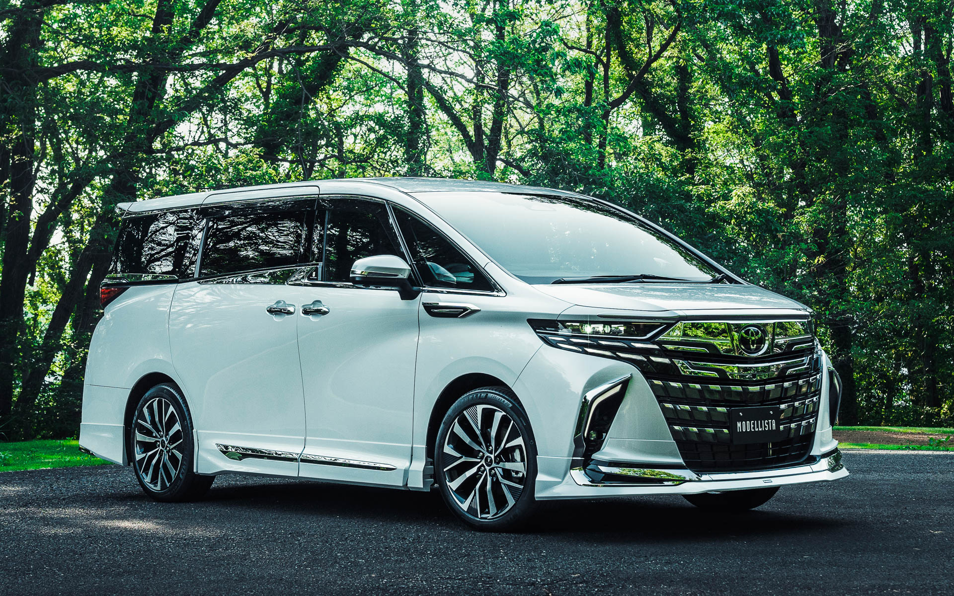 モデリスタのカスタマイズアイテムを装着した新型アルファード