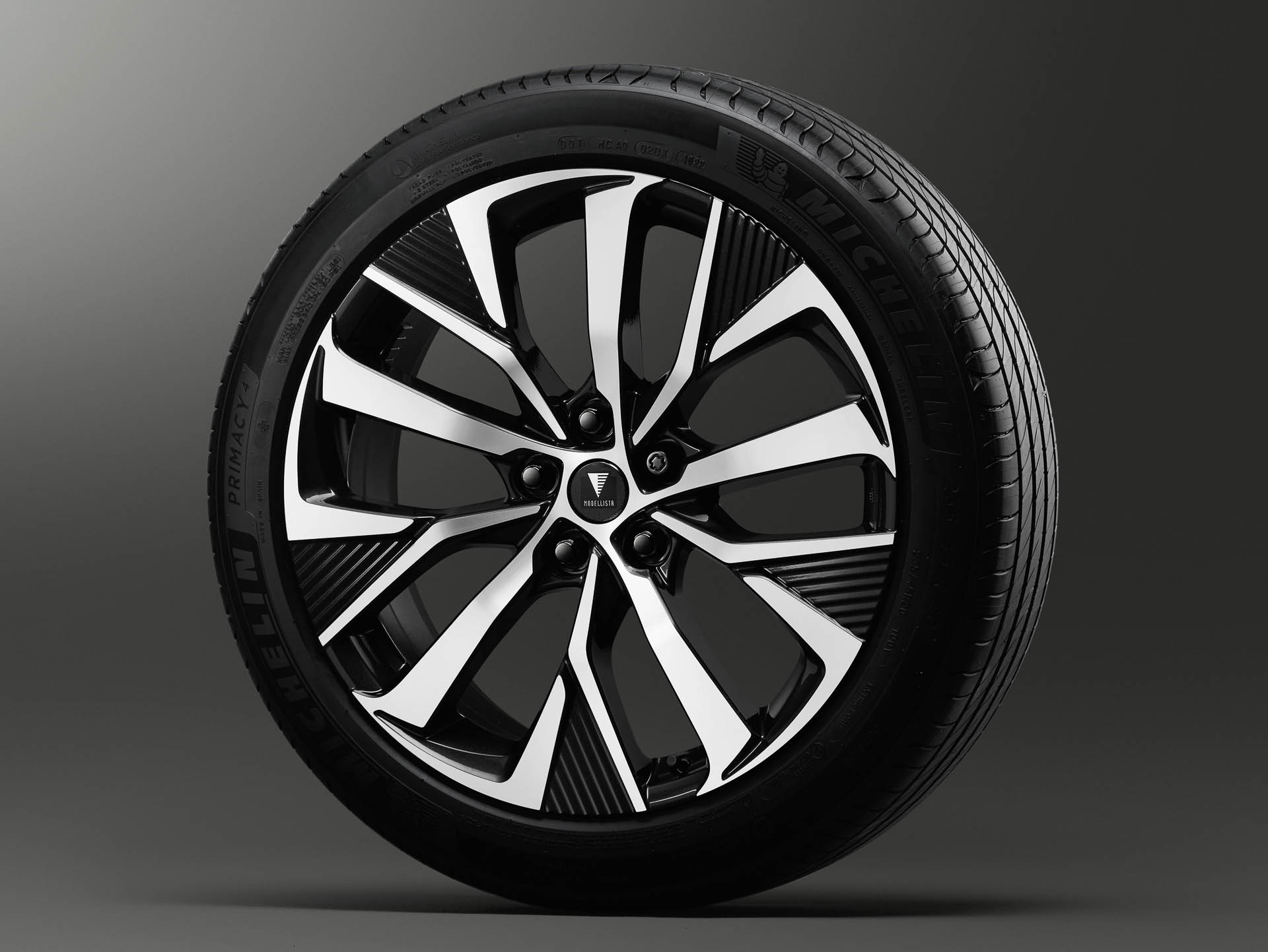 20インチアルミホイール＆タイヤセット（MODELLISTA WingDancer XVII＜ブラック×ポリッシュ＞＆ミシュラン PRIMACY 4＋、10万3950円/本）サイズは20×8J＆235/45R20 インセット40。セキュリティロックナット付きは43万4500円/台