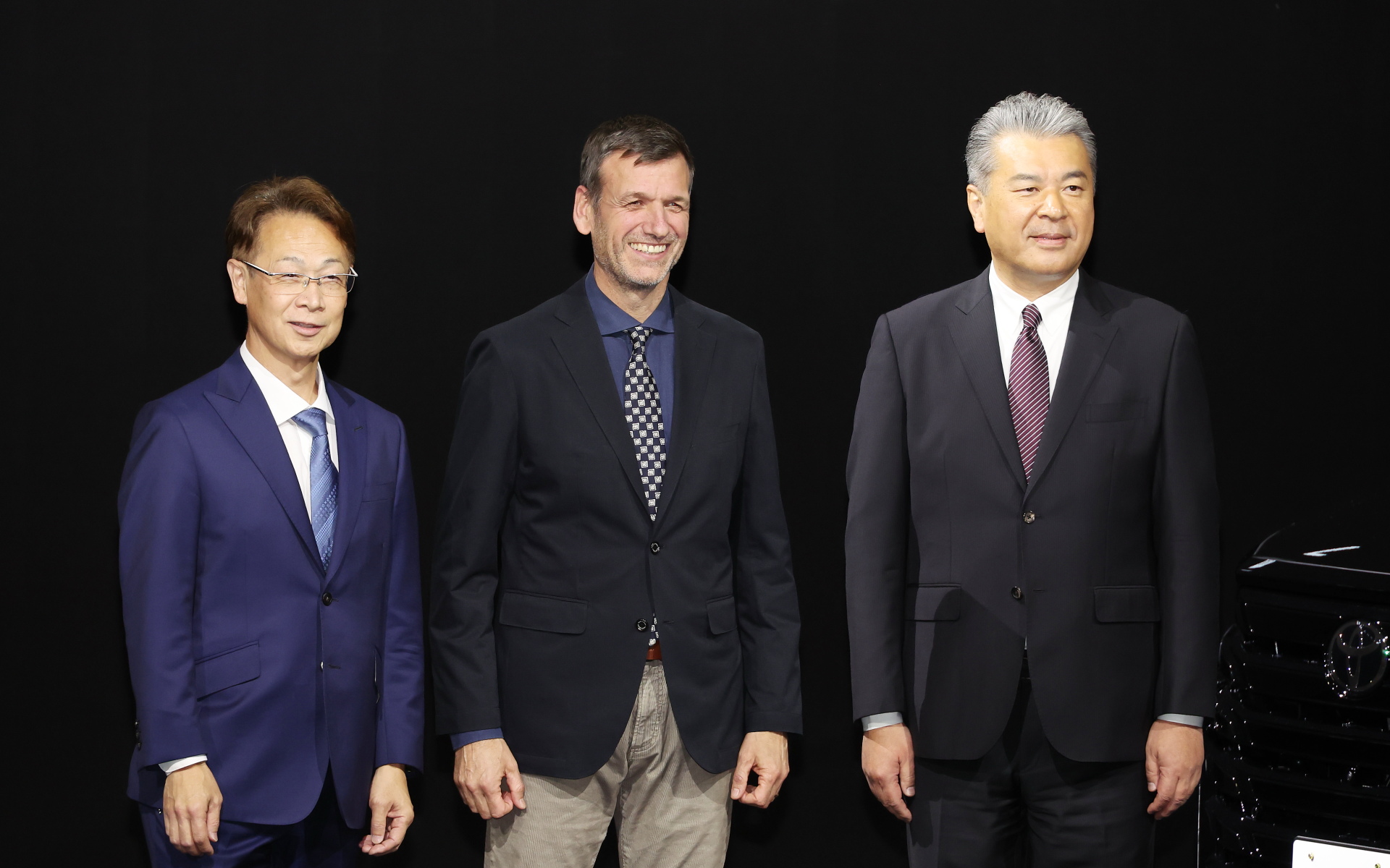 フォトセッションにはトヨタ自動車株式会社 副社長である中嶋裕樹氏（右）、開発責任者を務めた吉岡憲一氏（左）も登場