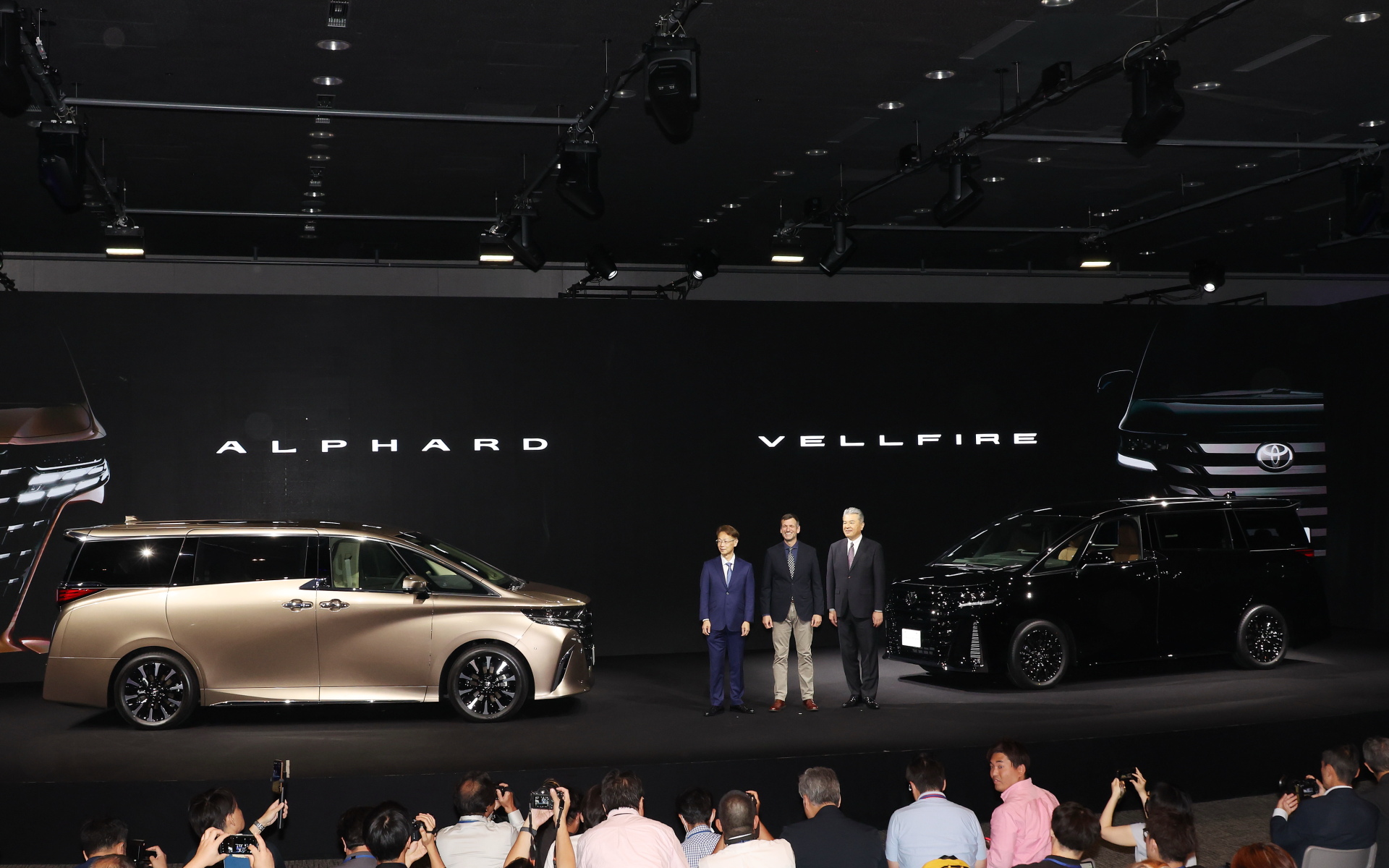 新型「アルファード」「ヴェルファイア」の発表会を開催
