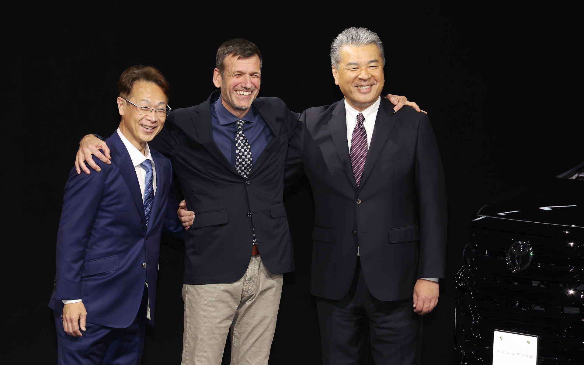 フォトセッションにはトヨタ自動車株式会社 副社長である中嶋裕樹氏（右）、開発責任者を務めた吉岡憲一氏（左）も登場