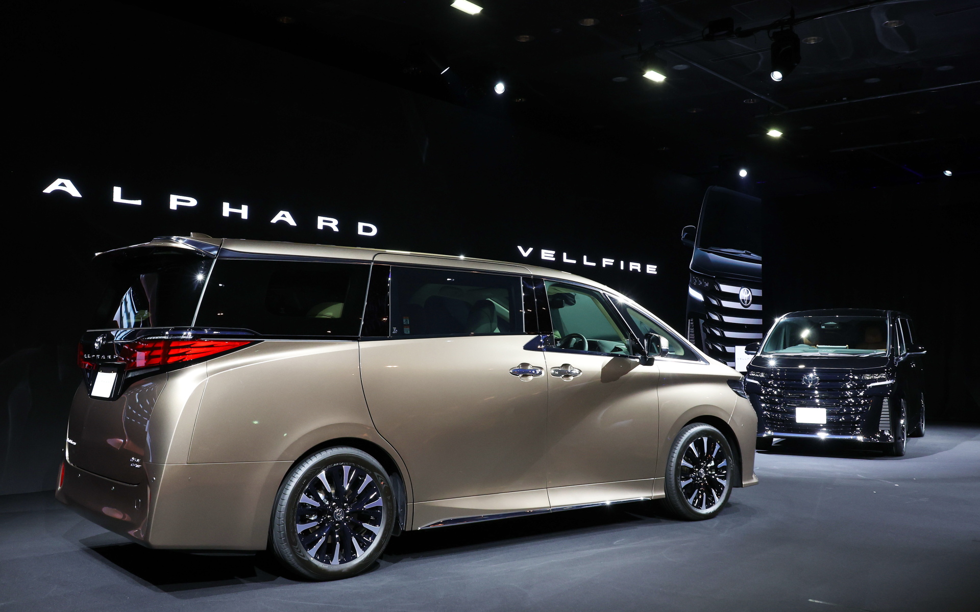 新型アルファード Executive Lounge。ボディサイズは4995×1850×1935mm（全長×全幅×全高）、ホイールベースは3000mm。一般的な機械式駐車場の制限サイズに収まるボディサイズを維持しながら、ミニバンでは平板になりがちなボディサイド部分の意匠に抑揚を持たせることで、力強く堂々としたスタイルを実現。Executive Loungeでは19インチアルミホイールをオプション設定する