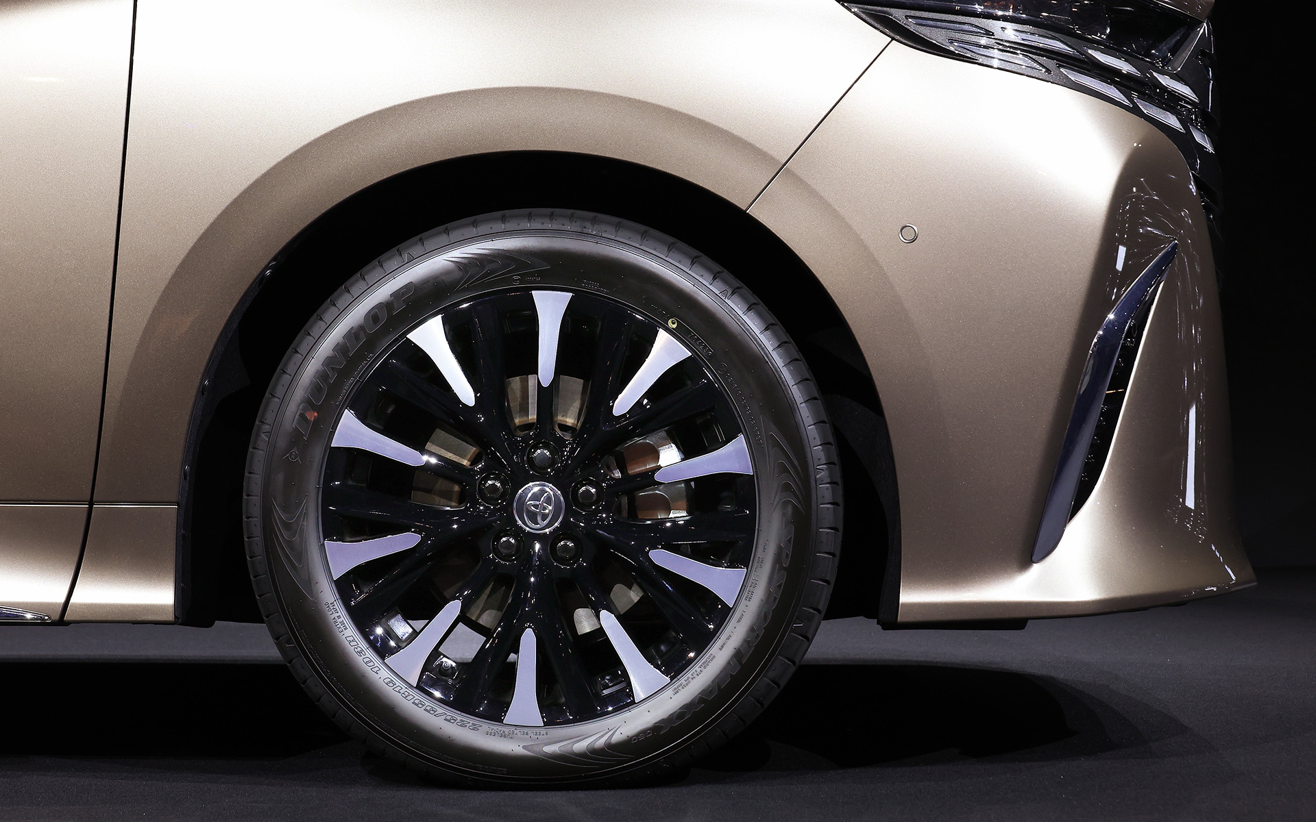 新型アルファード Executive Lounge。ボディサイズは4995×1850×1935mm（全長×全幅×全高）、ホイールベースは3000mm。一般的な機械式駐車場の制限サイズに収まるボディサイズを維持しながら、ミニバンでは平板になりがちなボディサイド部分の意匠に抑揚を持たせることで、力強く堂々としたスタイルを実現。Executive Loungeでは19インチアルミホイールをオプション設定する