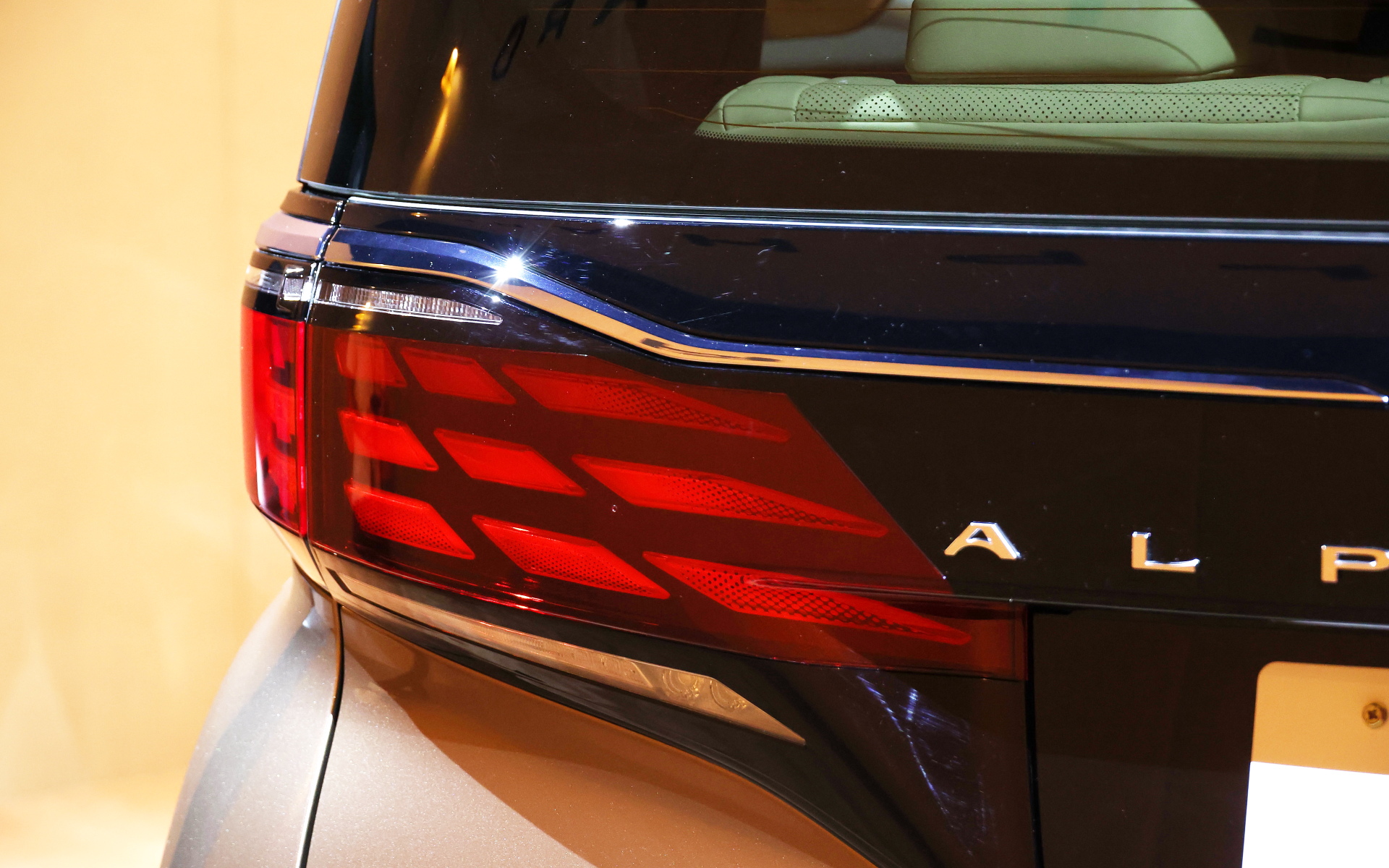 新型アルファード Executive Lounge。ボディサイズは4995×1850×1935mm（全長×全幅×全高）、ホイールベースは3000mm。一般的な機械式駐車場の制限サイズに収まるボディサイズを維持しながら、ミニバンでは平板になりがちなボディサイド部分の意匠に抑揚を持たせることで、力強く堂々としたスタイルを実現。Executive Loungeでは19インチアルミホイールをオプション設定する