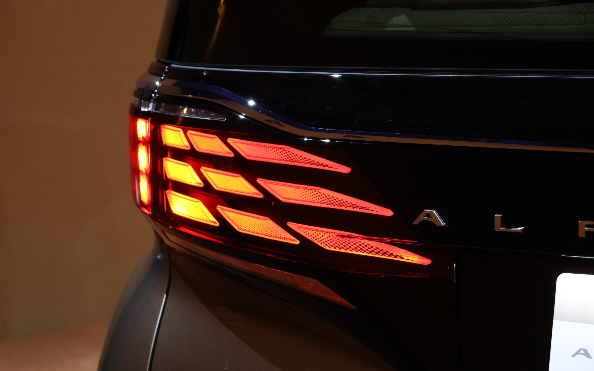 新型アルファード Executive Lounge。ボディサイズは4995×1850×1935mm（全長×全幅×全高）、ホイールベースは3000mm。一般的な機械式駐車場の制限サイズに収まるボディサイズを維持しながら、ミニバンでは平板になりがちなボディサイド部分の意匠に抑揚を持たせることで、力強く堂々としたスタイルを実現。Executive Loungeでは19インチアルミホイールをオプション設定する