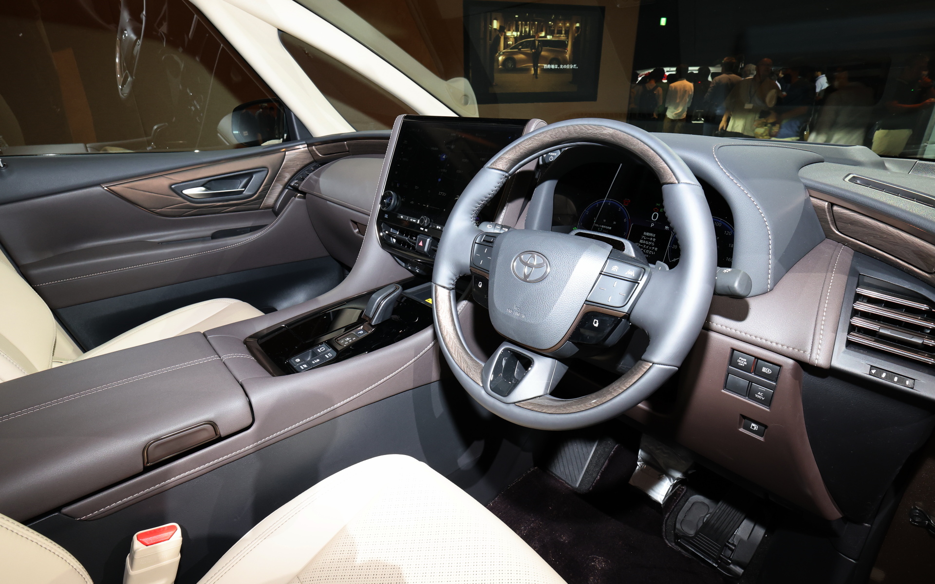 新型アルファード Executive Loungeのインテリア。室内では運転席のドライビングポジションや2列目シートの構造を工夫し、3列目シートにおいてもシート脇のクォータートリムやバックドアトリムの薄型化など0.1mm単位で検討。運転席と2列目シートおよび3列目シートとの距離は従来型比でそれぞれ5mm/10mm広い前後席間距離を確保