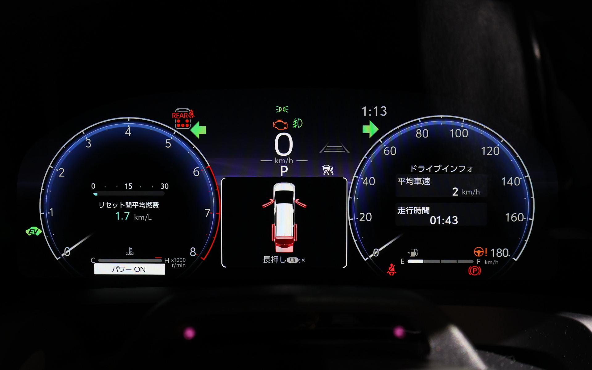 新型アルファード Executive Loungeのインテリア。室内では運転席のドライビングポジションや2列目シートの構造を工夫し、3列目シートにおいてもシート脇のクォータートリムやバックドアトリムの薄型化など0.1mm単位で検討。運転席と2列目シートおよび3列目シートとの距離は従来型比でそれぞれ5mm/10mm広い前後席間距離を確保