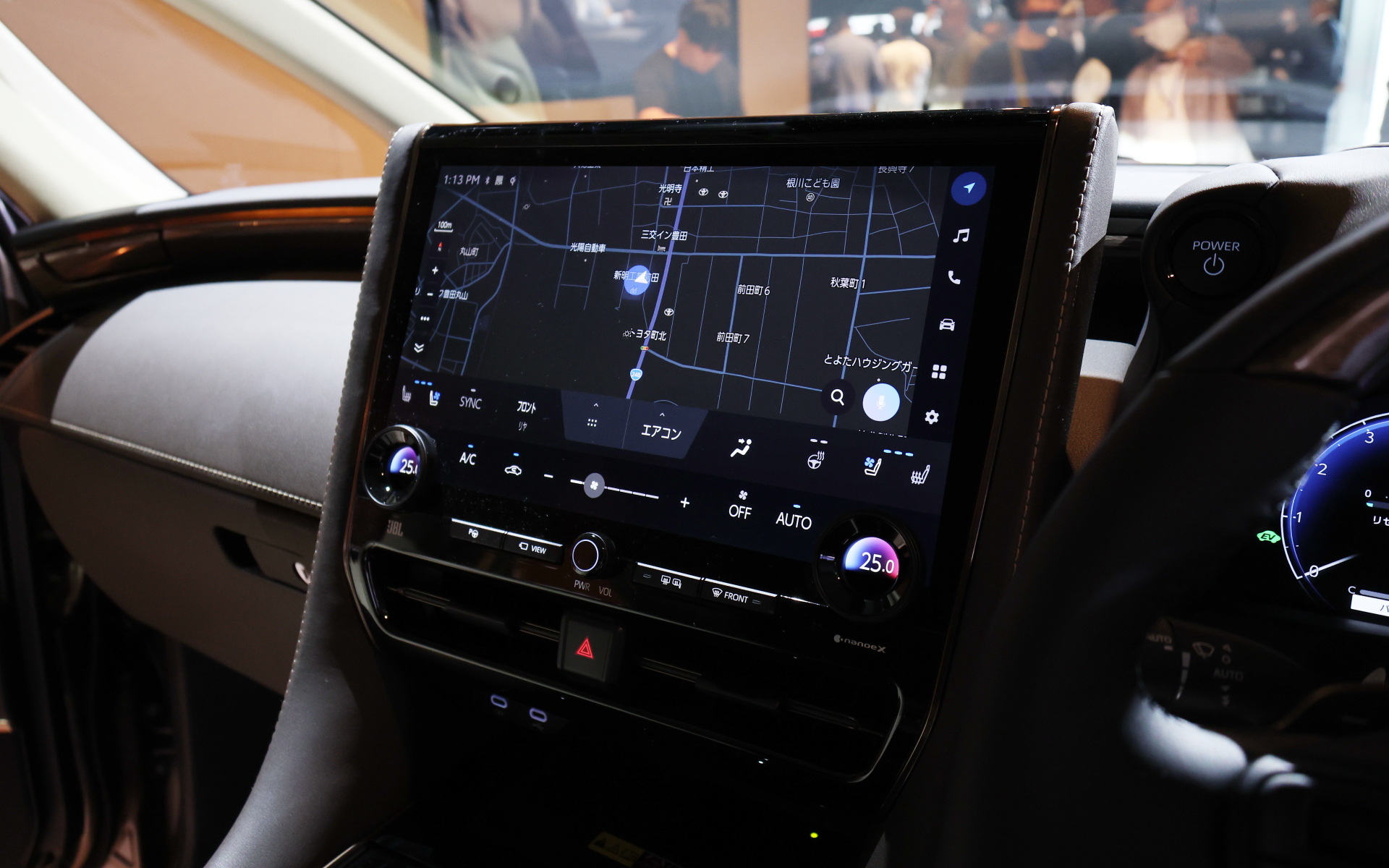 新型アルファード Executive Loungeのインテリア。室内では運転席のドライビングポジションや2列目シートの構造を工夫し、3列目シートにおいてもシート脇のクォータートリムやバックドアトリムの薄型化など0.1mm単位で検討。運転席と2列目シートおよび3列目シートとの距離は従来型比でそれぞれ5mm/10mm広い前後席間距離を確保