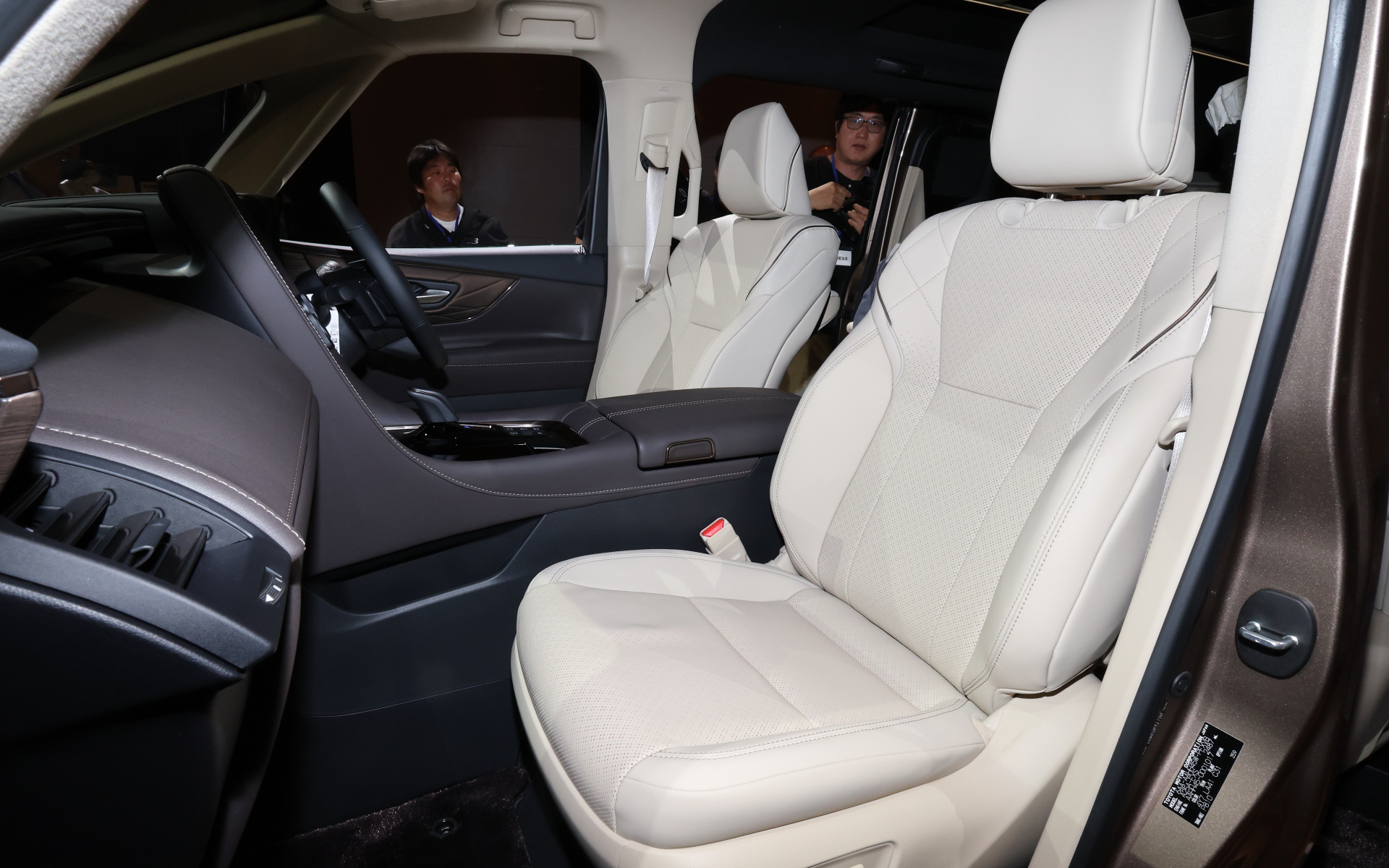 新型アルファード Executive Loungeのインテリア。室内では運転席のドライビングポジションや2列目シートの構造を工夫し、3列目シートにおいてもシート脇のクォータートリムやバックドアトリムの薄型化など0.1mm単位で検討。運転席と2列目シートおよび3列目シートとの距離は従来型比でそれぞれ5mm/10mm広い前後席間距離を確保