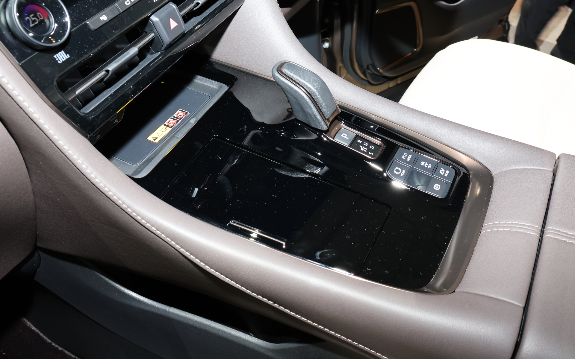 新型アルファード Executive Loungeのインテリア。室内では運転席のドライビングポジションや2列目シートの構造を工夫し、3列目シートにおいてもシート脇のクォータートリムやバックドアトリムの薄型化など0.1mm単位で検討。運転席と2列目シートおよび3列目シートとの距離は従来型比でそれぞれ5mm/10mm広い前後席間距離を確保