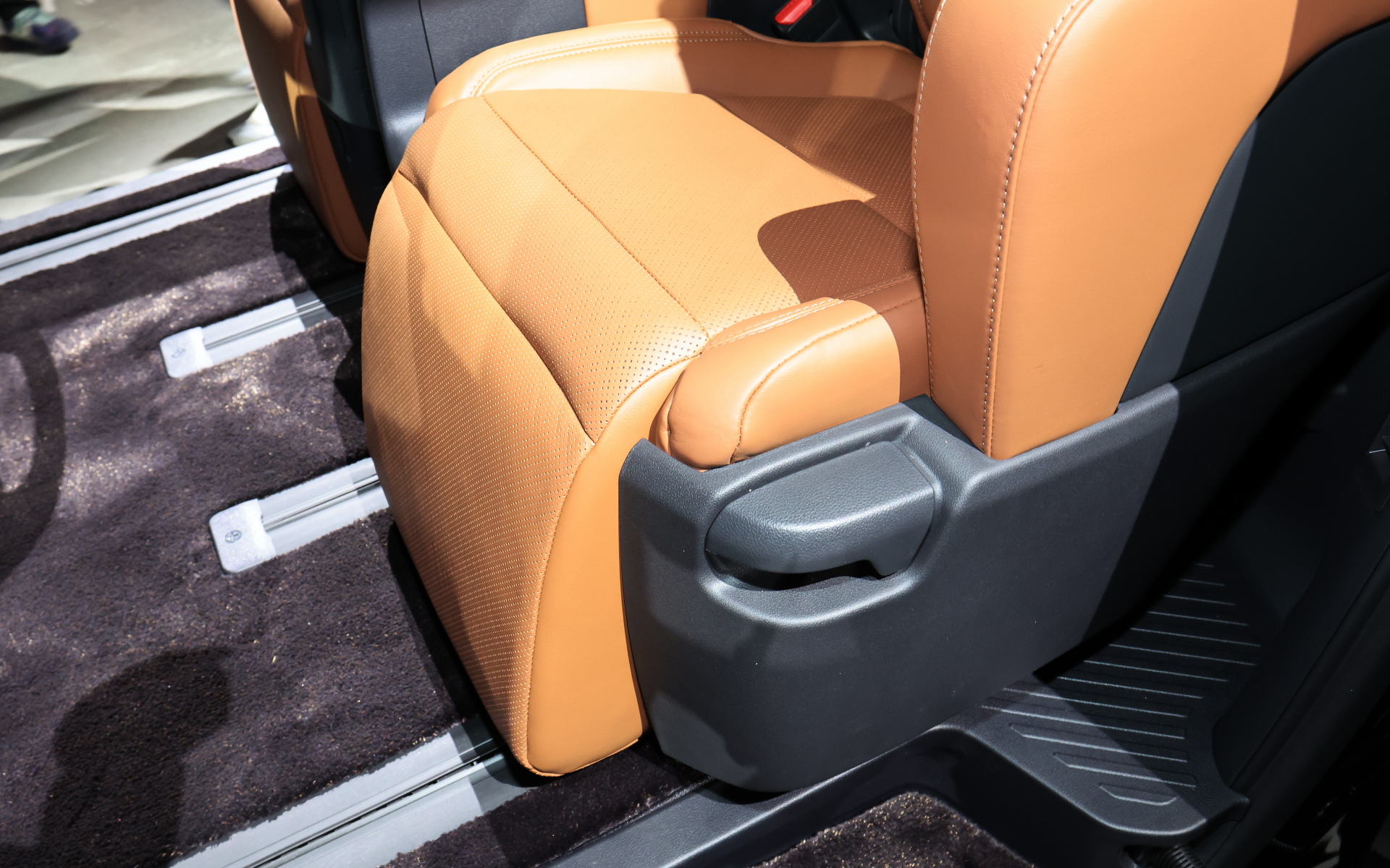 新型ヴェルファイアでは専用チューニングが行なわれ、ラジエターサポートとサイドメンバーをつなぐヴェルファイア専用のボディ剛性部品を追加。エンジンも2.4リッターターボエンジンを採用し、従来のV型6気筒3.5リッターエンジンに対して低速度域のトルクを増大し、加えてアクセルペダルをショートストローク化したことで少ない操作量でも車両の重さを感じさせない力強い加速を実現したという