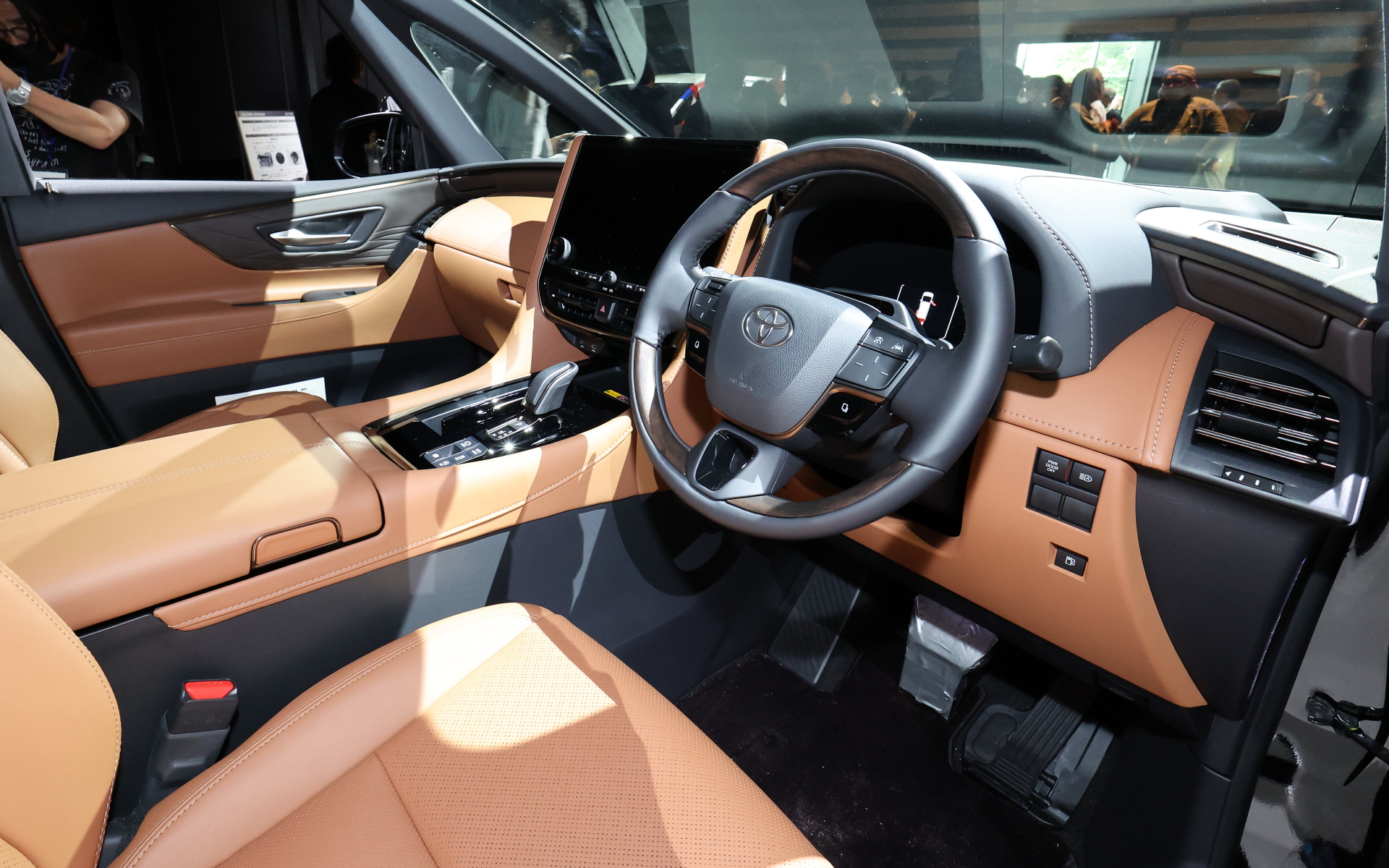 新型ヴェルファイアでは専用チューニングが行なわれ、ラジエターサポートとサイドメンバーをつなぐヴェルファイア専用のボディ剛性部品を追加。エンジンも2.4リッターターボエンジンを採用し、従来のV型6気筒3.5リッターエンジンに対して低速度域のトルクを増大し、加えてアクセルペダルをショートストローク化したことで少ない操作量でも車両の重さを感じさせない力強い加速を実現したという