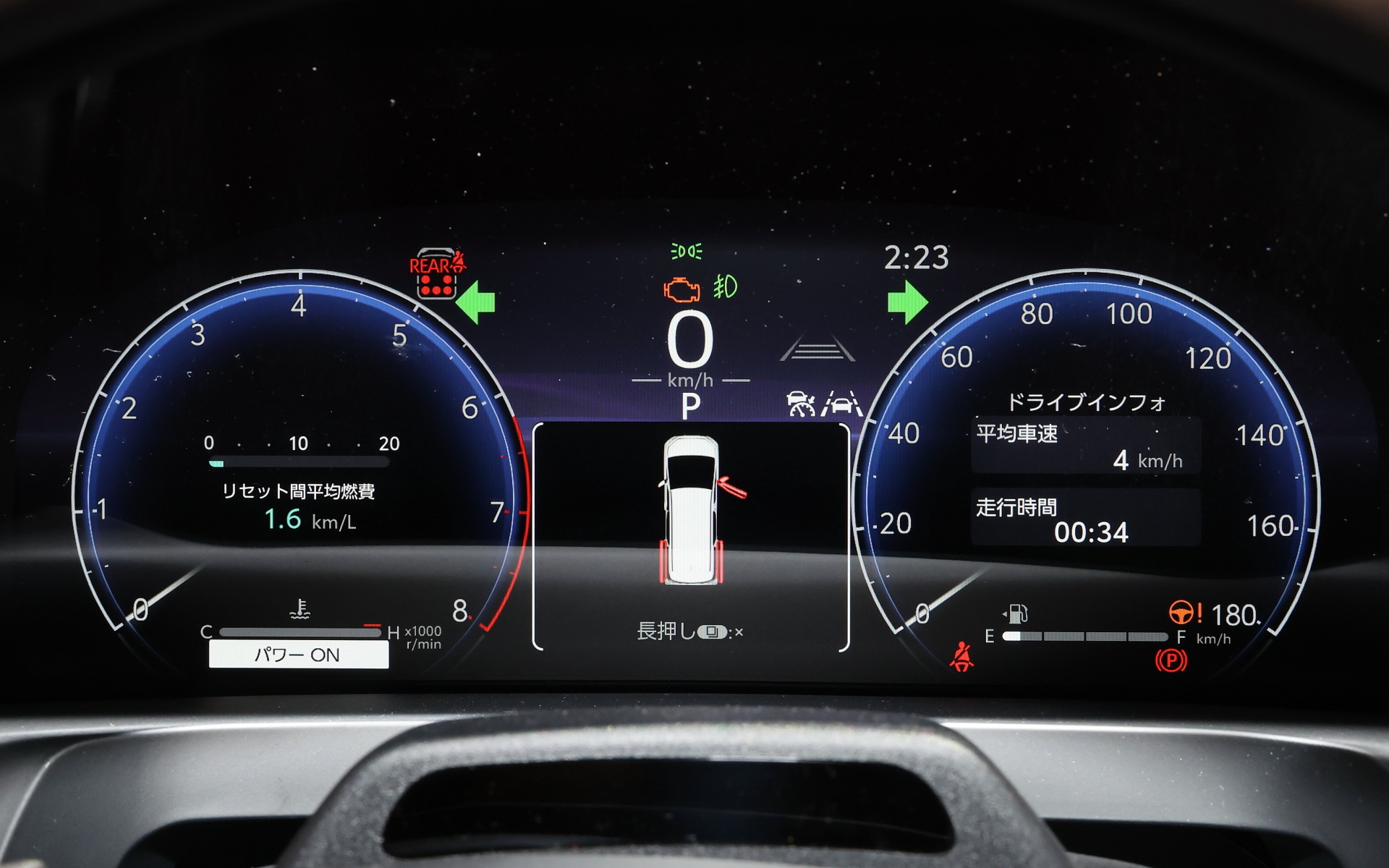 新型ヴェルファイアでは専用チューニングが行なわれ、ラジエターサポートとサイドメンバーをつなぐヴェルファイア専用のボディ剛性部品を追加。エンジンも2.4リッターターボエンジンを採用し、従来のV型6気筒3.5リッターエンジンに対して低速度域のトルクを増大し、加えてアクセルペダルをショートストローク化したことで少ない操作量でも車両の重さを感じさせない力強い加速を実現したという