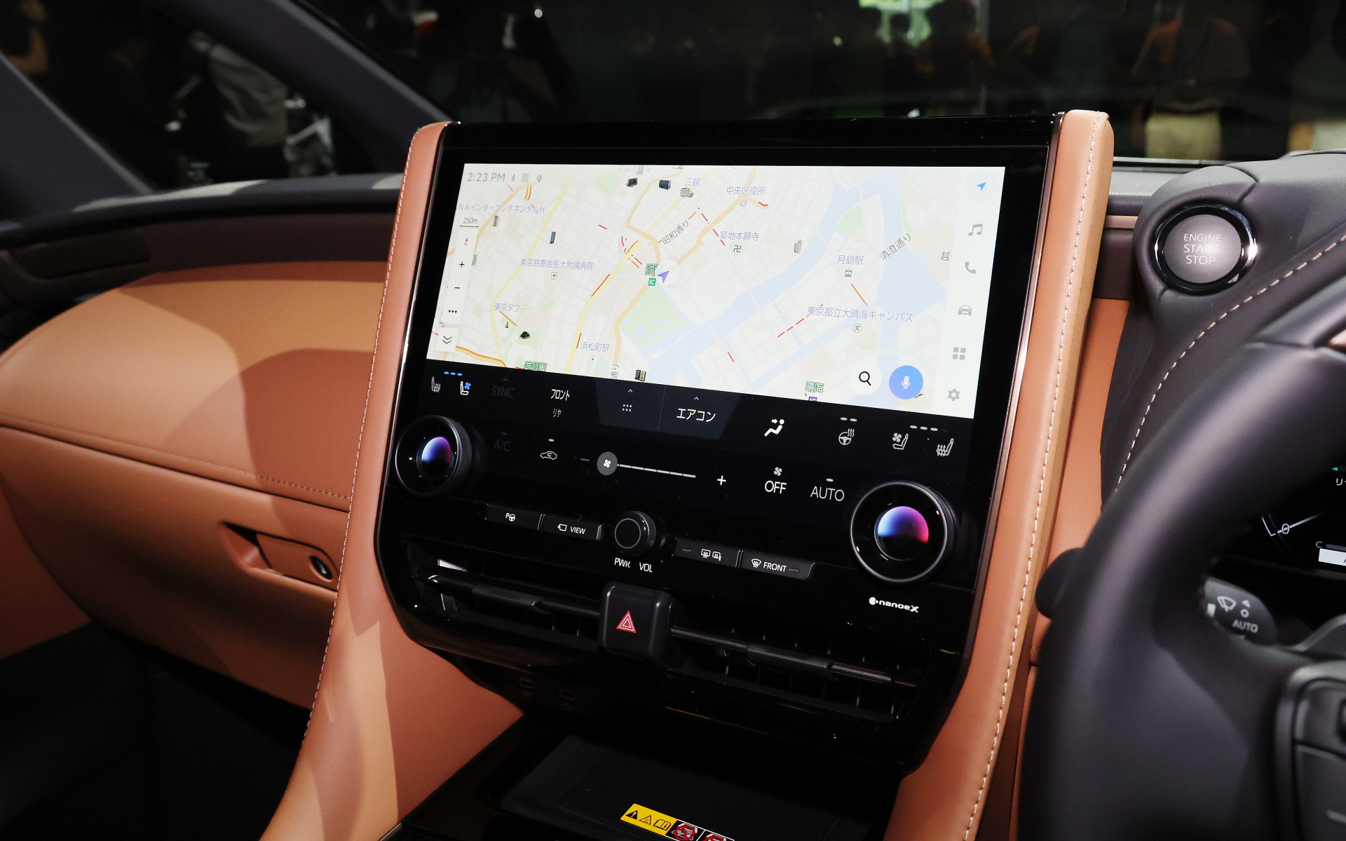 新型ヴェルファイアでは専用チューニングが行なわれ、ラジエターサポートとサイドメンバーをつなぐヴェルファイア専用のボディ剛性部品を追加。エンジンも2.4リッターターボエンジンを採用し、従来のV型6気筒3.5リッターエンジンに対して低速度域のトルクを増大し、加えてアクセルペダルをショートストローク化したことで少ない操作量でも車両の重さを感じさせない力強い加速を実現したという