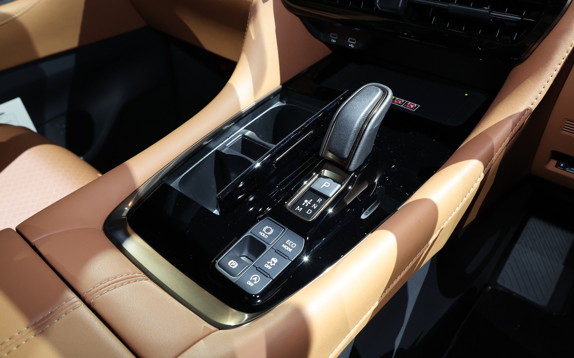 新型ヴェルファイアでは専用チューニングが行なわれ、ラジエターサポートとサイドメンバーをつなぐヴェルファイア専用のボディ剛性部品を追加。エンジンも2.4リッターターボエンジンを採用し、従来のV型6気筒3.5リッターエンジンに対して低速度域のトルクを増大し、加えてアクセルペダルをショートストローク化したことで少ない操作量でも車両の重さを感じさせない力強い加速を実現したという