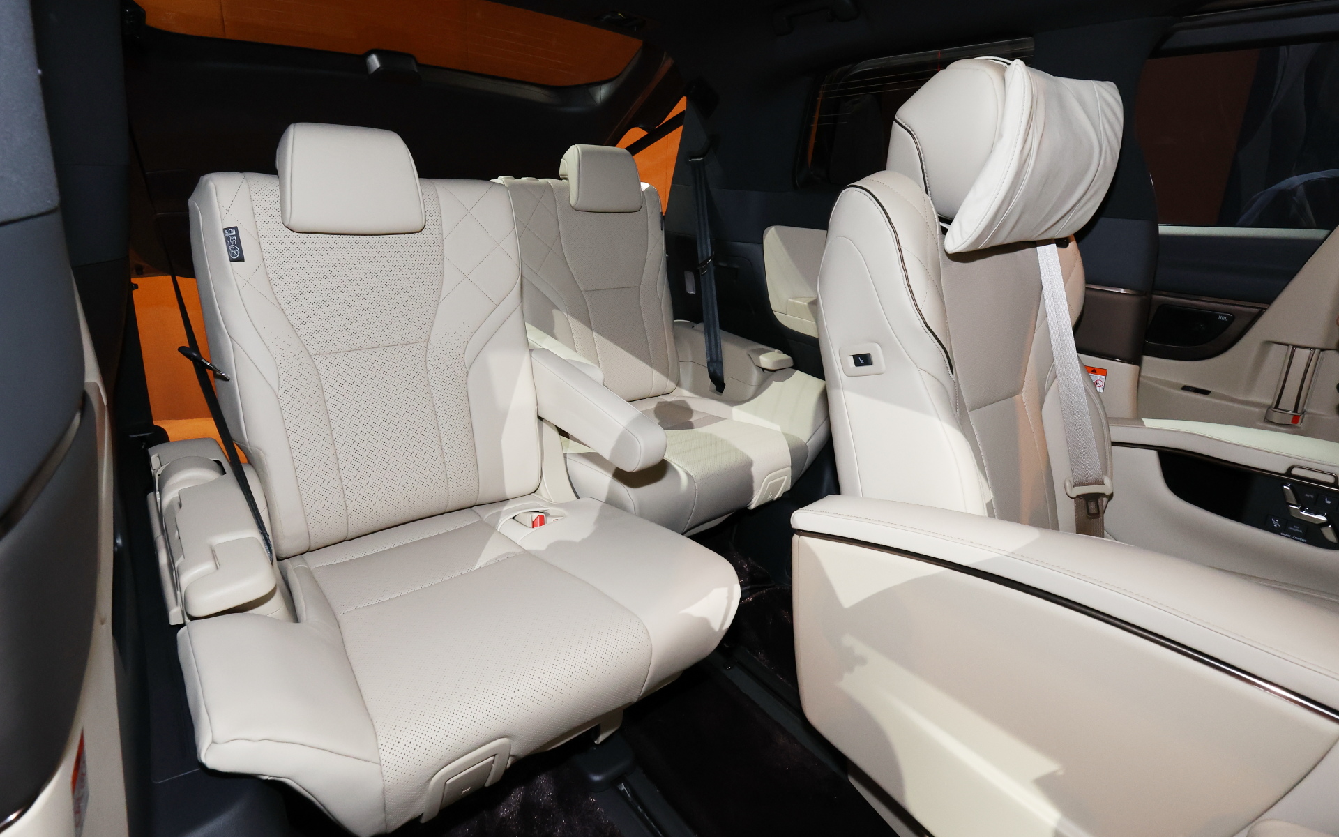 新型アルファード Executive Loungeのインテリア。室内では運転席のドライビングポジションや2列目シートの構造を工夫し、3列目シートにおいてもシート脇のクォータートリムやバックドアトリムの薄型化など0.1mm単位で検討。運転席と2列目シートおよび3列目シートとの距離は従来型比でそれぞれ5mm/10mm広い前後席間距離を確保